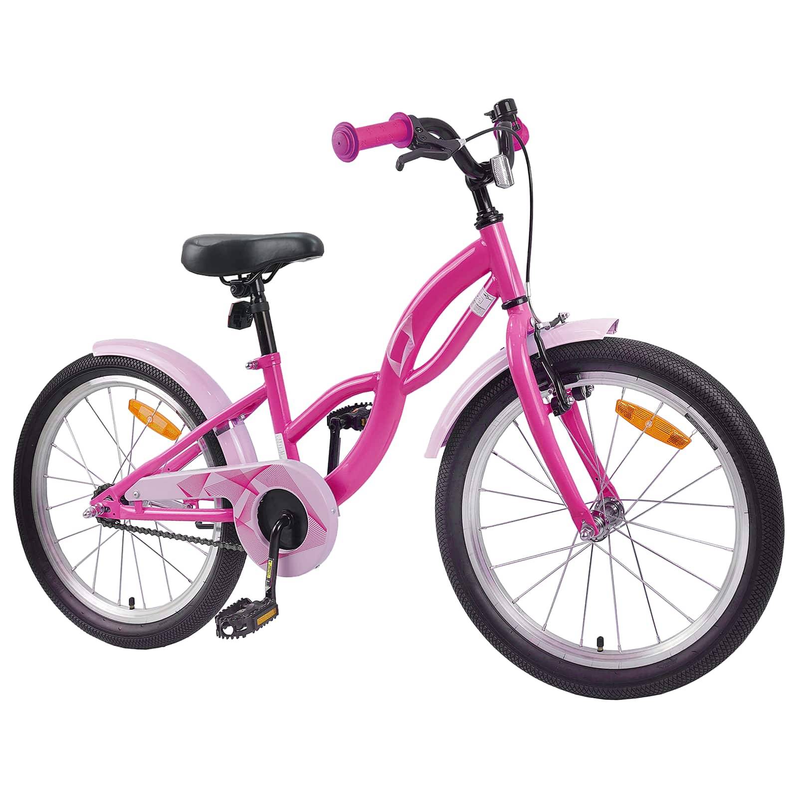 Ein rosa Kinderfahrrad mit Stützrädern auf weißem Hintergrund. Es verfügt über einen schwarzen Sattel und Lenker sowie Reflektoren an den Rädern.