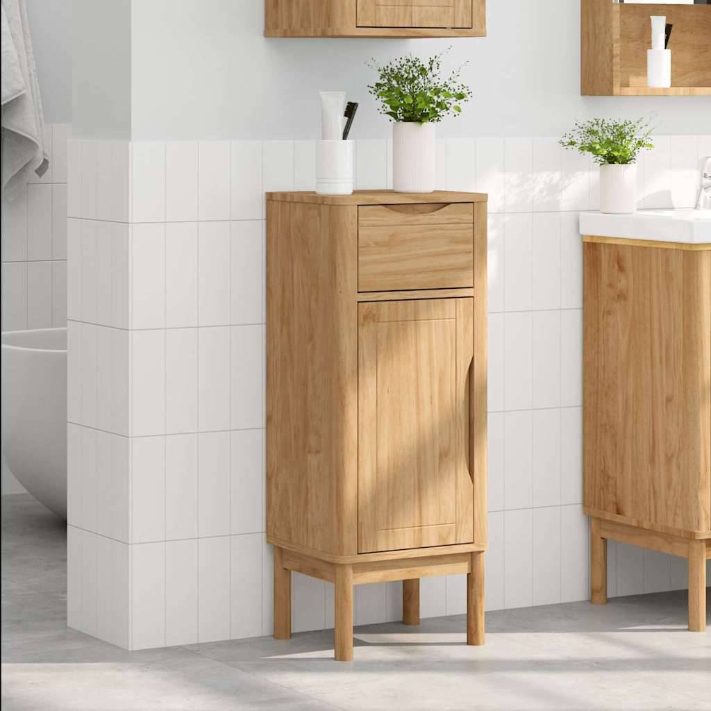 Ein Badezimmer mit Holzschränken, einem weißen Waschbecken und kleinen Pflanzen auf den Arbeitsflächen, vor einer weißen gefliesten Wand.