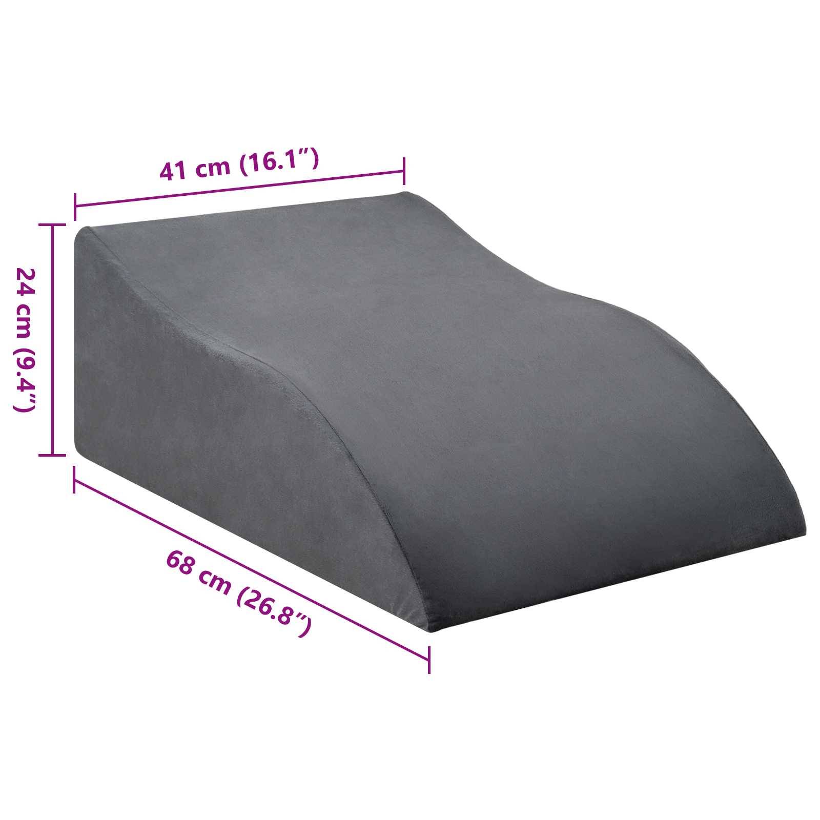 Ein grauer, keilförmiger Kissen mit beschrifteten Abmessungen: 24 cm Höhe, 41 cm Breite und 68 cm Länge.