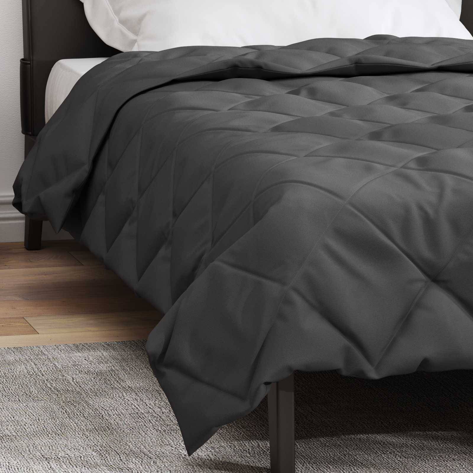 Ein ordentlich gemachtes Bett mit einer einfarbigen, dunklen Steppdecke. Das Bett steht an einer weißen Wand, und der Rand eines Teppichs ist auf dem Holzboden sichtbar.