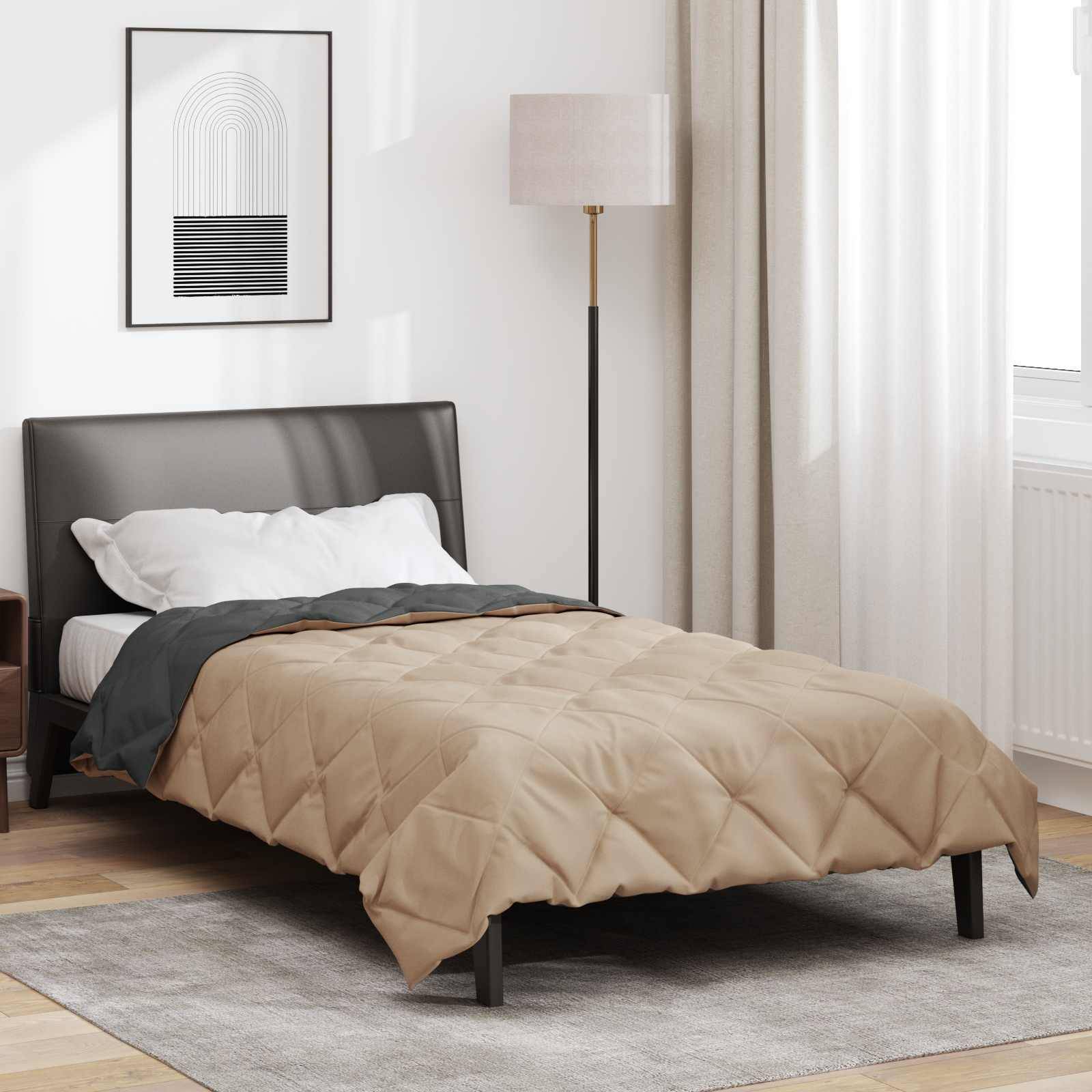 Ein modernes Schlafzimmer verfügt über ein Bett mit einer beigefarbenen Steppdecke, eine hohe Stehlampe, abstrakte Wandkunst und leichte Vorhänge, die einen minimalistischen Look schaffen.