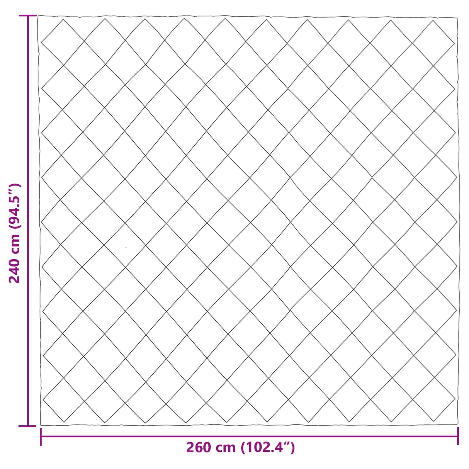 Ein quadratisches Quiltmuster mit einem Diamantmuster, das 240 cm (94,5'') hoch und 260 cm (102,4'') breit ist, wird ausgestellt.