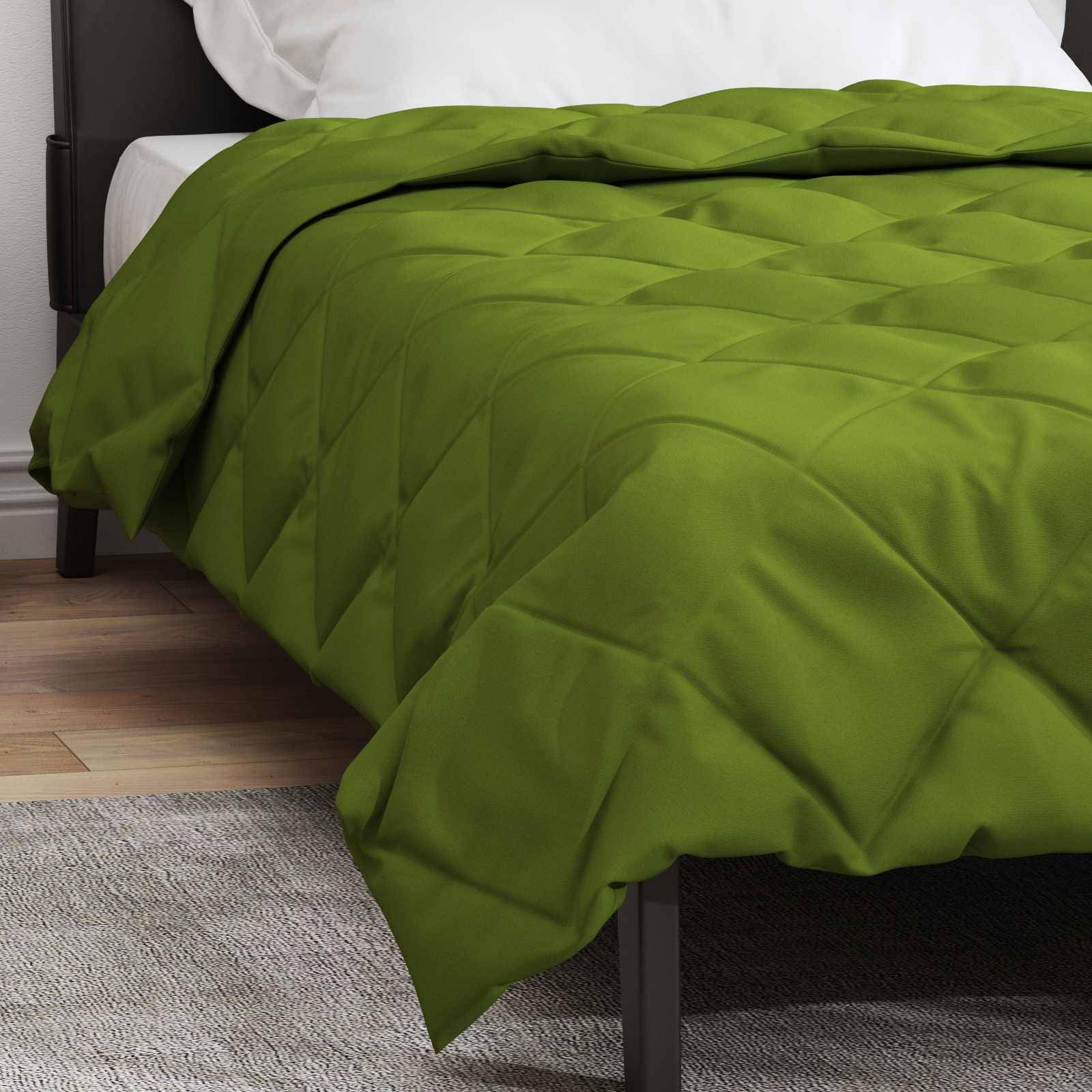 Ein gemütliches Bett mit einer grünen gesteppten Decke ist in einem ordentlichen Schlafzimmer zu sehen und suggeriert einen komfortablen und einladenden Raum zum Entspannen.