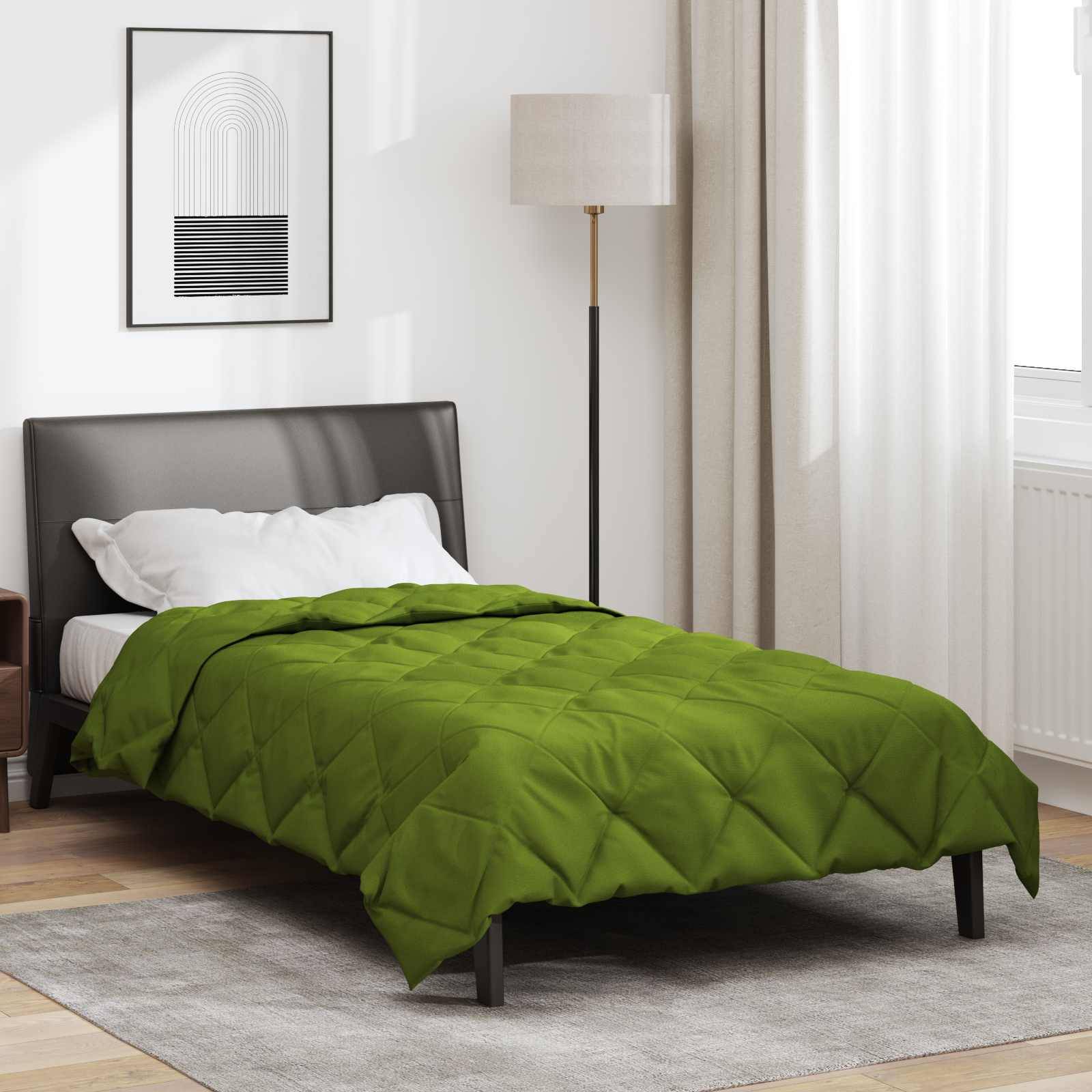 Ein modernes Schlafzimmer mit schwarzem Bettrahmen und grüner Steppdecke, beigefarbener Stehlampe und gerahmter abstrakter Kunst an der Wand, mit leichten Vorhängen.