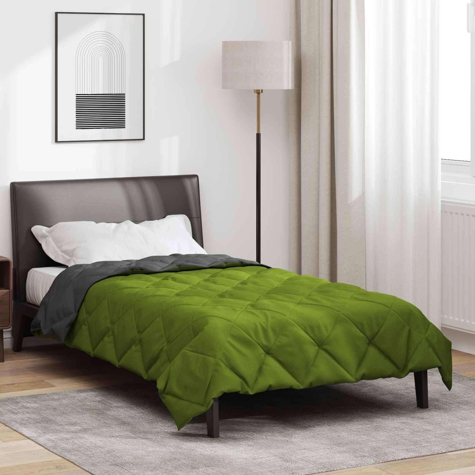 Ein modernes Schlafzimmer zeigt ein Bett mit einer grünen Bettdecke, einem schwarzen Kopfteil, einer hohen Stehlampe, beigen Vorhängen und einem gerahmten abstrakten Kunstwerk.
