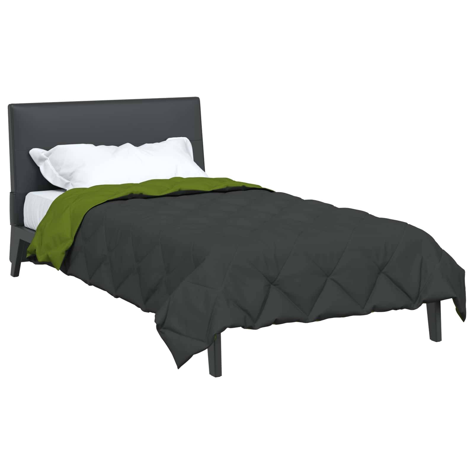 Ein ordentlich gemachtes Bett mit weißen Kissen und einer dunkelgrauen Bettdecke, das mit einer grünen Wurfdecke gekrönt ist, deutet auf eine einfache, moderne Schlafzimmereinrichtung hin.
