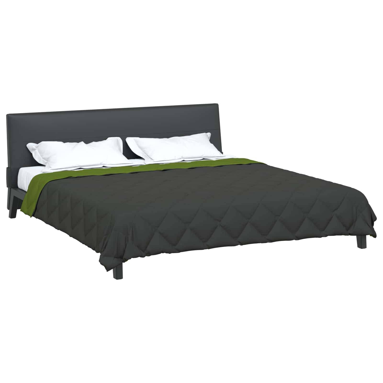 Ein sorgfältig gemachtes Bett mit einer dunkelgrauen Steppdecke, weißen Kissen und einem grünen Akzentstreifen entlang der oberen Kante, vor einem schlichten Kopfteil.