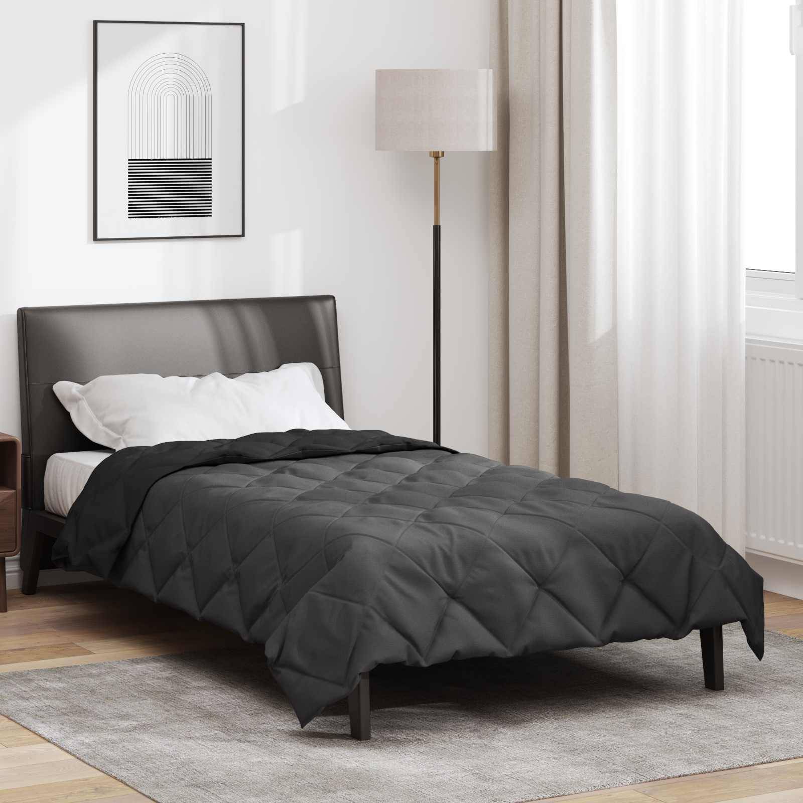 Schlafzimmer mit einem dunkel gesteppten Bett, moderner Stehlampe, abstrakter Wandkunst und leichten Vorhängen, die eine minimalistische, gemütliche Atmosphäre schaffen.