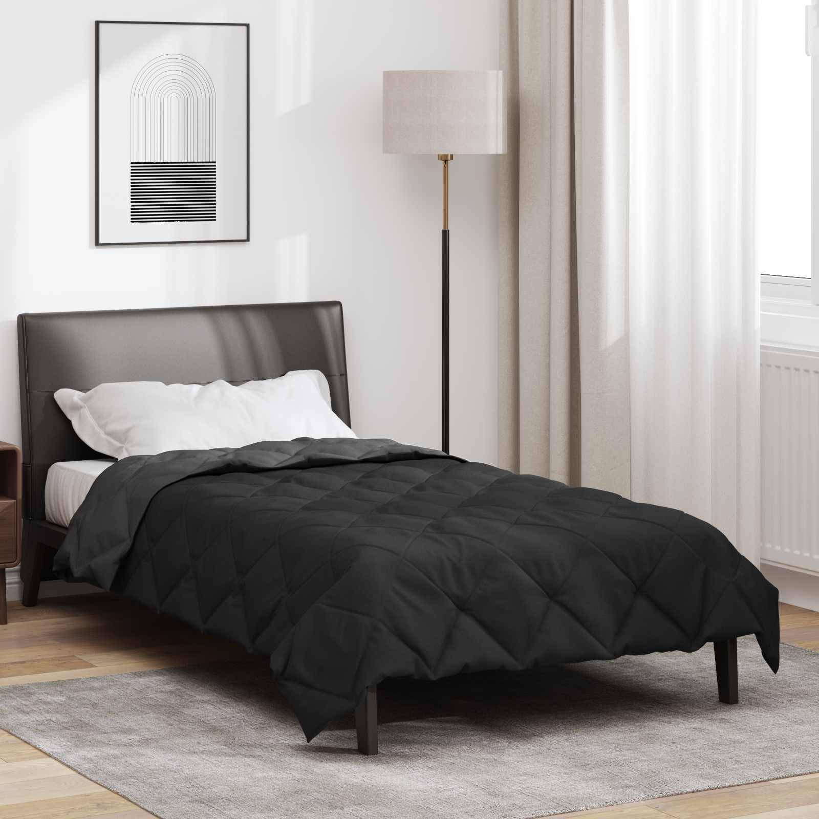 Ein modernes Schlafzimmer mit einer schwarzen Bettdecke, einem grauen gepolsterten Kopfteil, einer hohen Stehlampe, abstrakter Wandkunst und beigen Vorhängen.