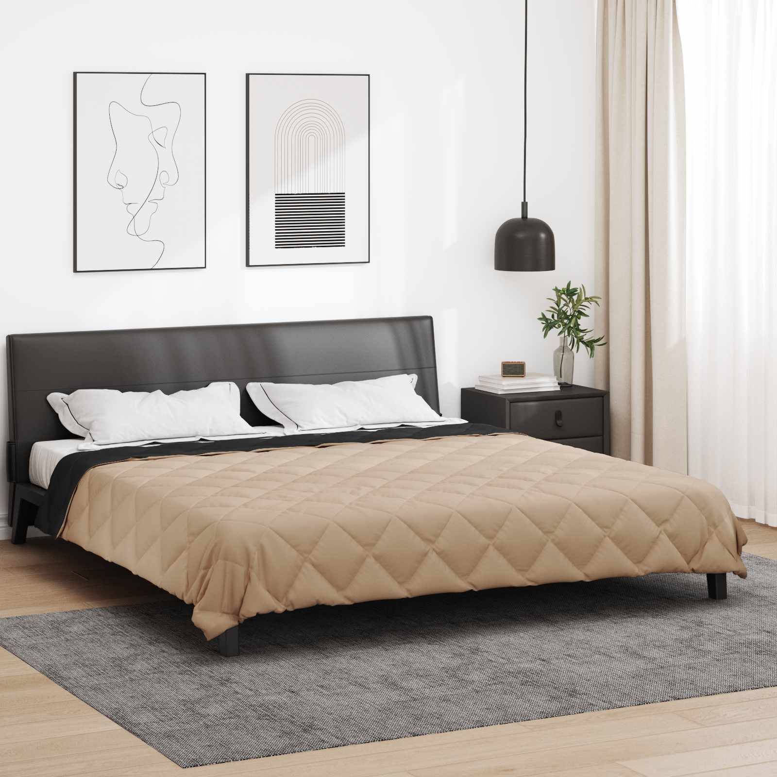 Ein modernes Schlafzimmer mit einem großen Bett, das mit einer beigen Steppdecke, einem schwarzen Kopfteil, abstrakter Wandkunst, einer Pendelleuchte und einem Nachttisch mit Dekoration ausgestattet ist.