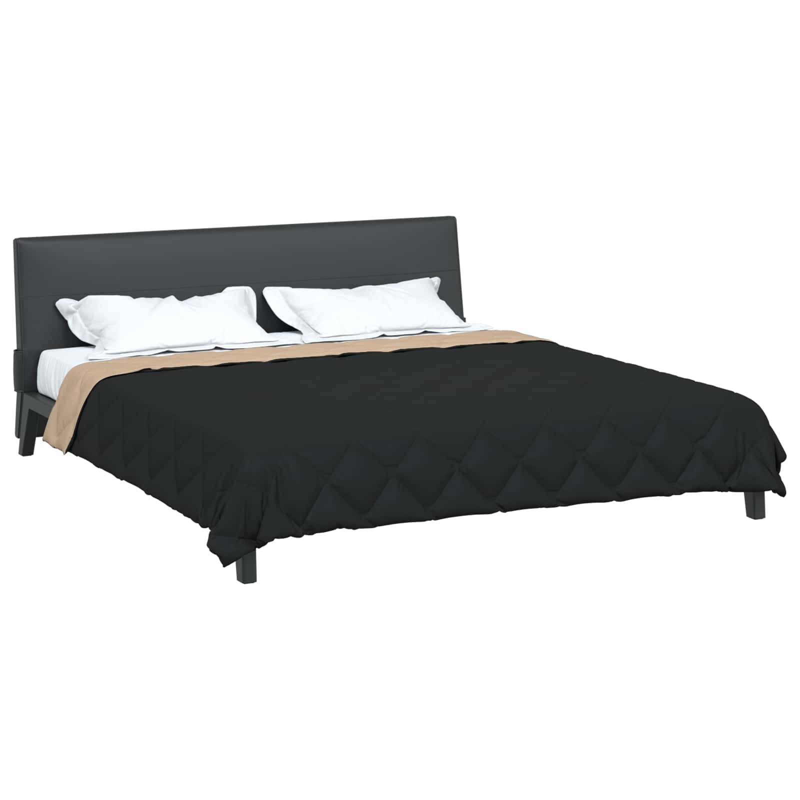 Ein modernes Bett mit schlankem, dunklem Kopfteil, weißen Kissen und einer gesteppten schwarzen Decke, die ein beiges Laken bedeckt.