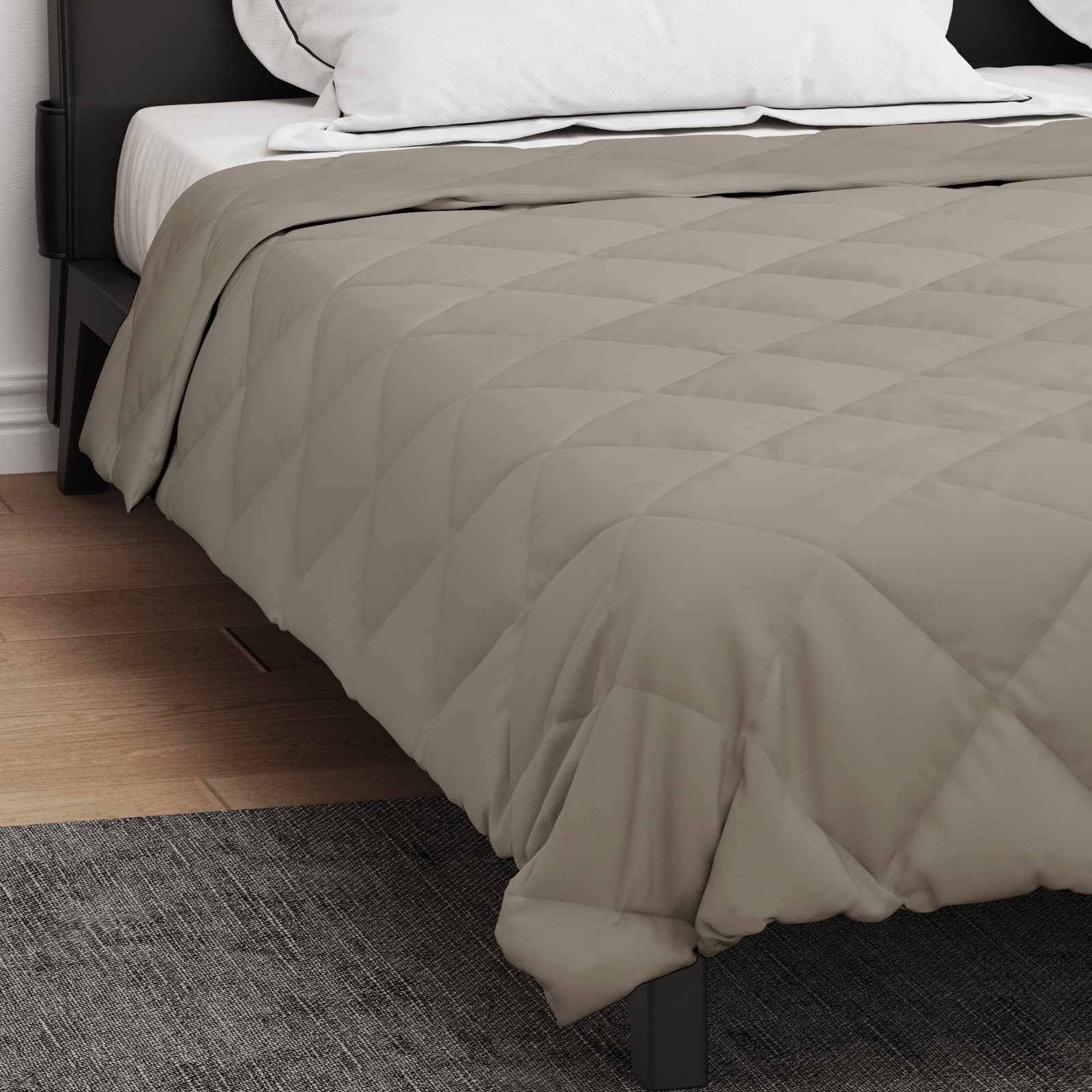 Ein ordentlich gemachtes Bett mit einer beige Steppdecke und weißen Kissen auf einem Holzboden.