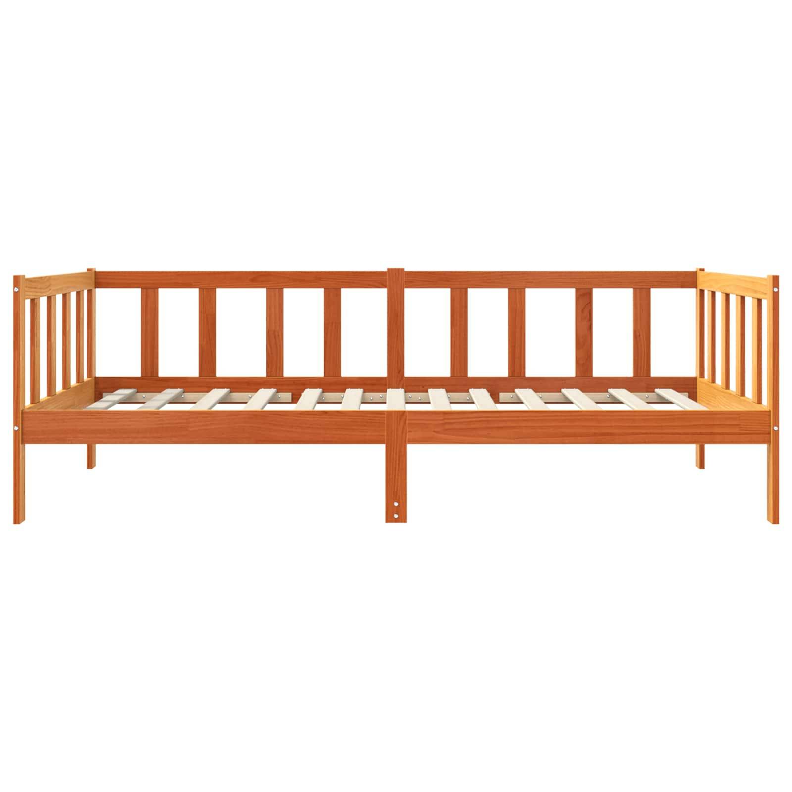 Ein Holztagesbettrahmen mit einfachen Latten und rechteckigem Design, mit Seiten- und Rückenpaneelen zur Unterstützung, vor einem neutralen Hintergrund dargestellt.