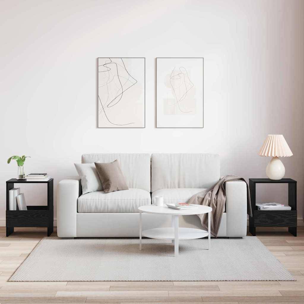 Ein minimalistisches Wohnzimmer zeigt ein weißes Sofa mit beigen und grauen Kissen, abstrakte Linienkunst an der Wand und zwei schwarze Beistelltische.