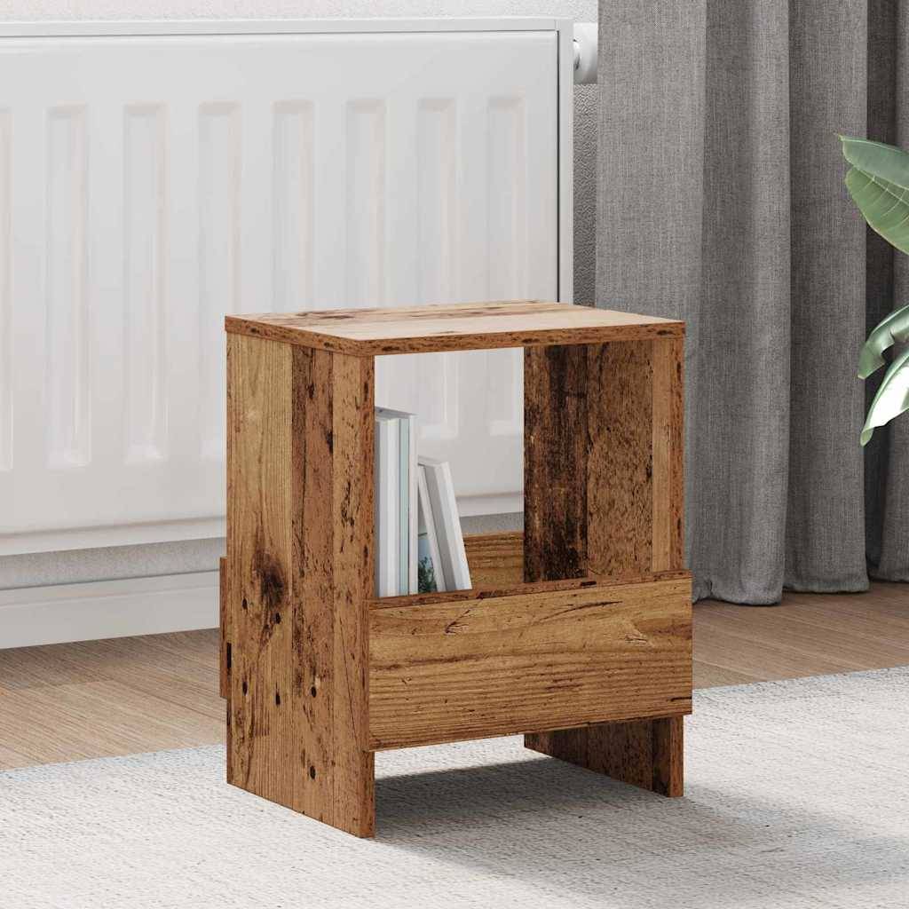 Ein gemütliches Wohnzimmer mit einem beigen Sofa, einem rollbaren Holzcouchtisch, grünen Kissen, einer kleinen Pflanze und einer Stehlampe.