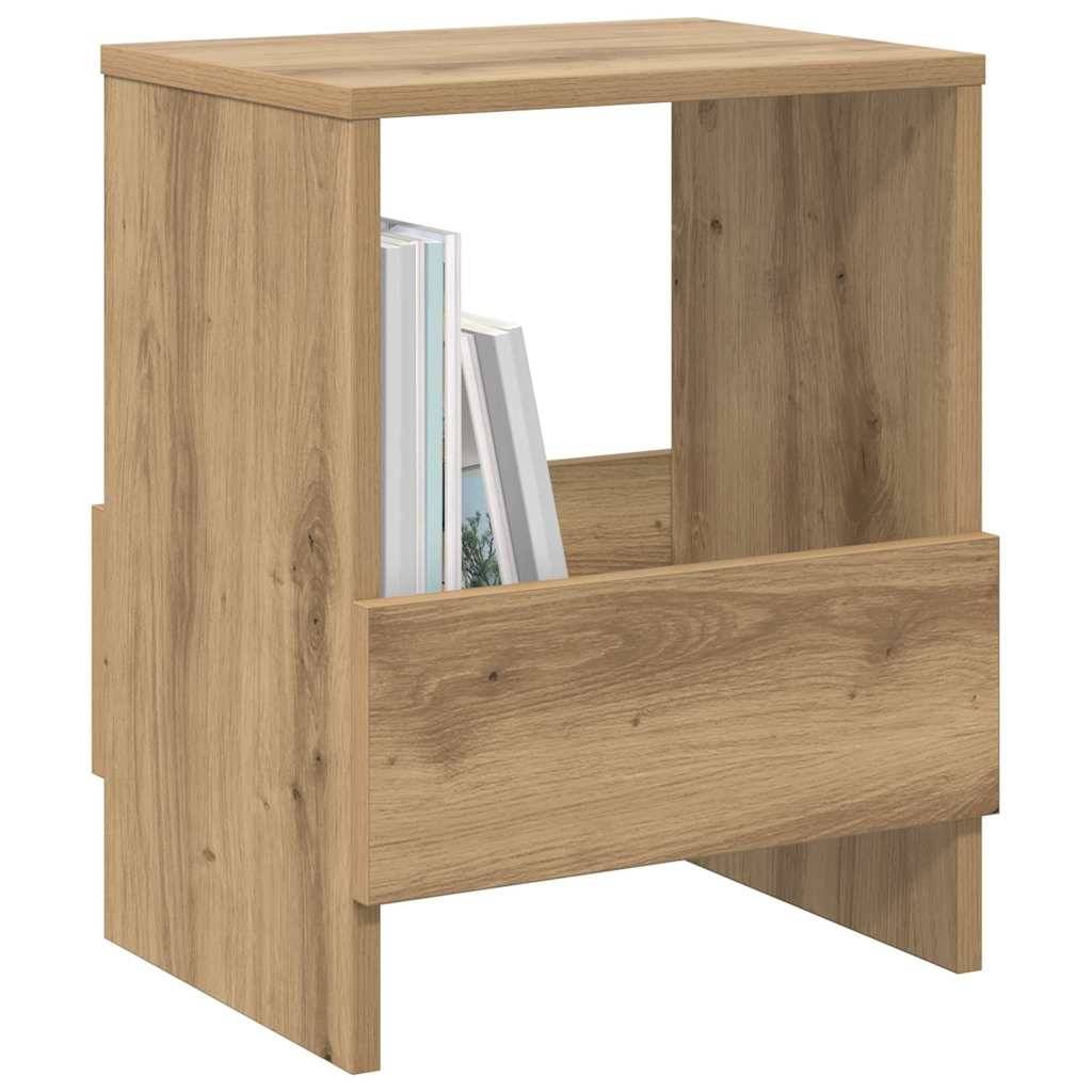 Ein Holznachttisch mit einem offenen Regal, das Bücher enthält, und einer geschlossenen Schublade darunter, der eine rustikale Eichenoberfläche präsentiert.