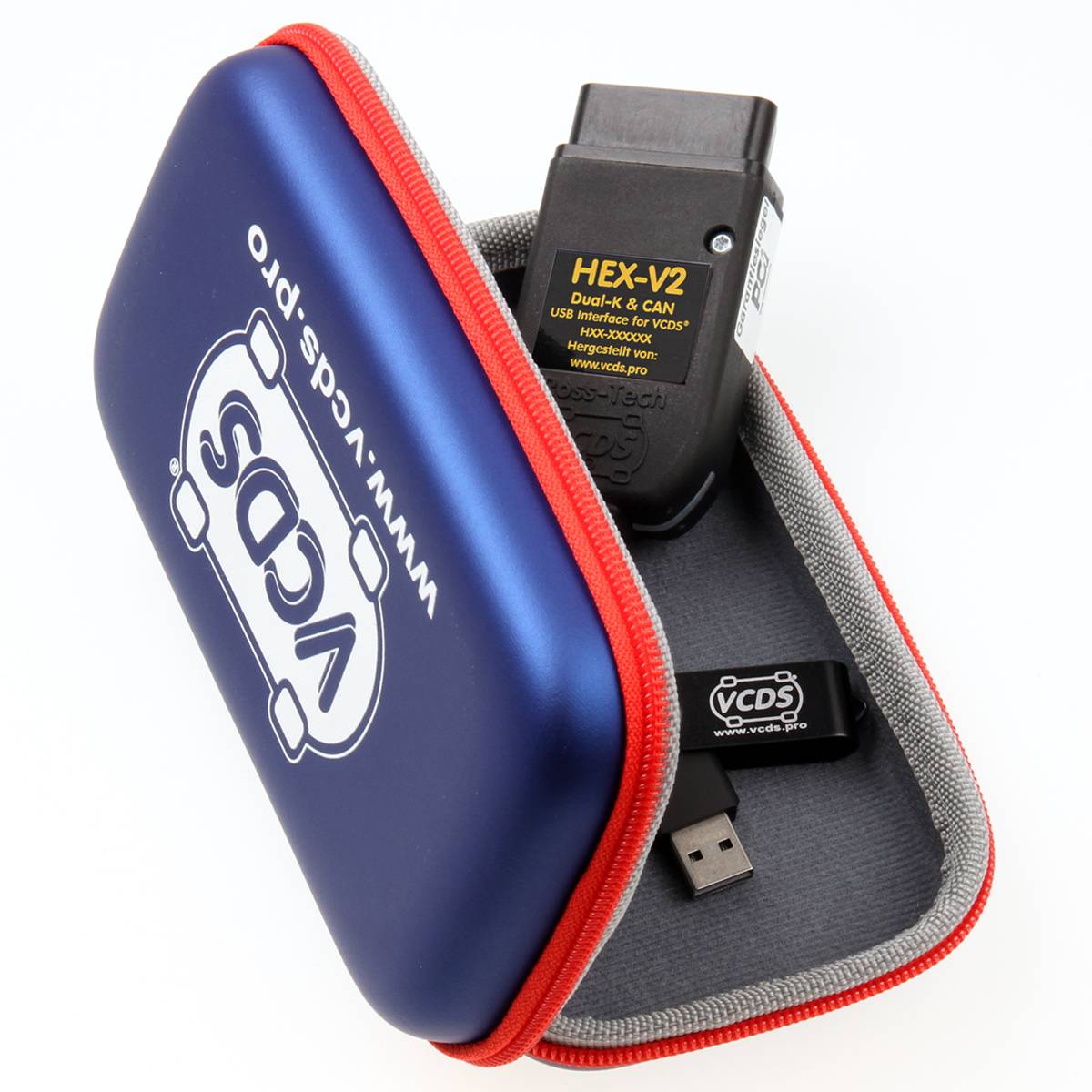 Ein blau-rot gestreifter Reißverschlusskoffer mit VCDS-Logo, teilweise geöffnet, mit einem HEX-V2-Diagnosestecker und einem USB-Stick im Inneren.