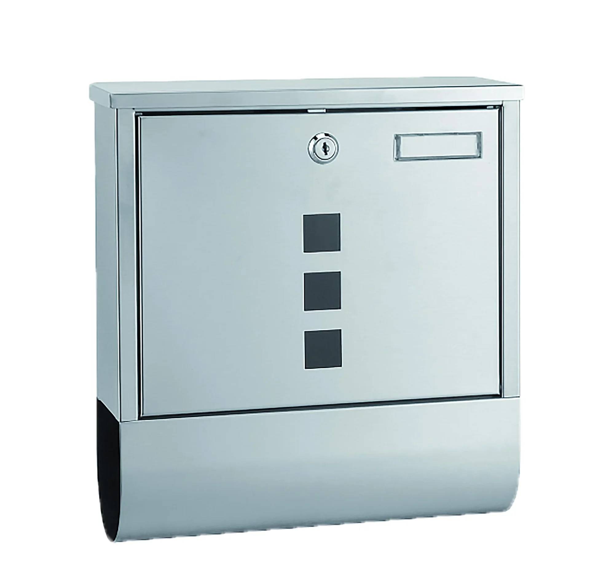 Ein glänzender Briefkasten aus Edelstahl mit einem Schloss und einem kleinen Briefschlitz an der Vorderseite, der drei quadratische Verzierungen vertikal angeordnet aufweist.