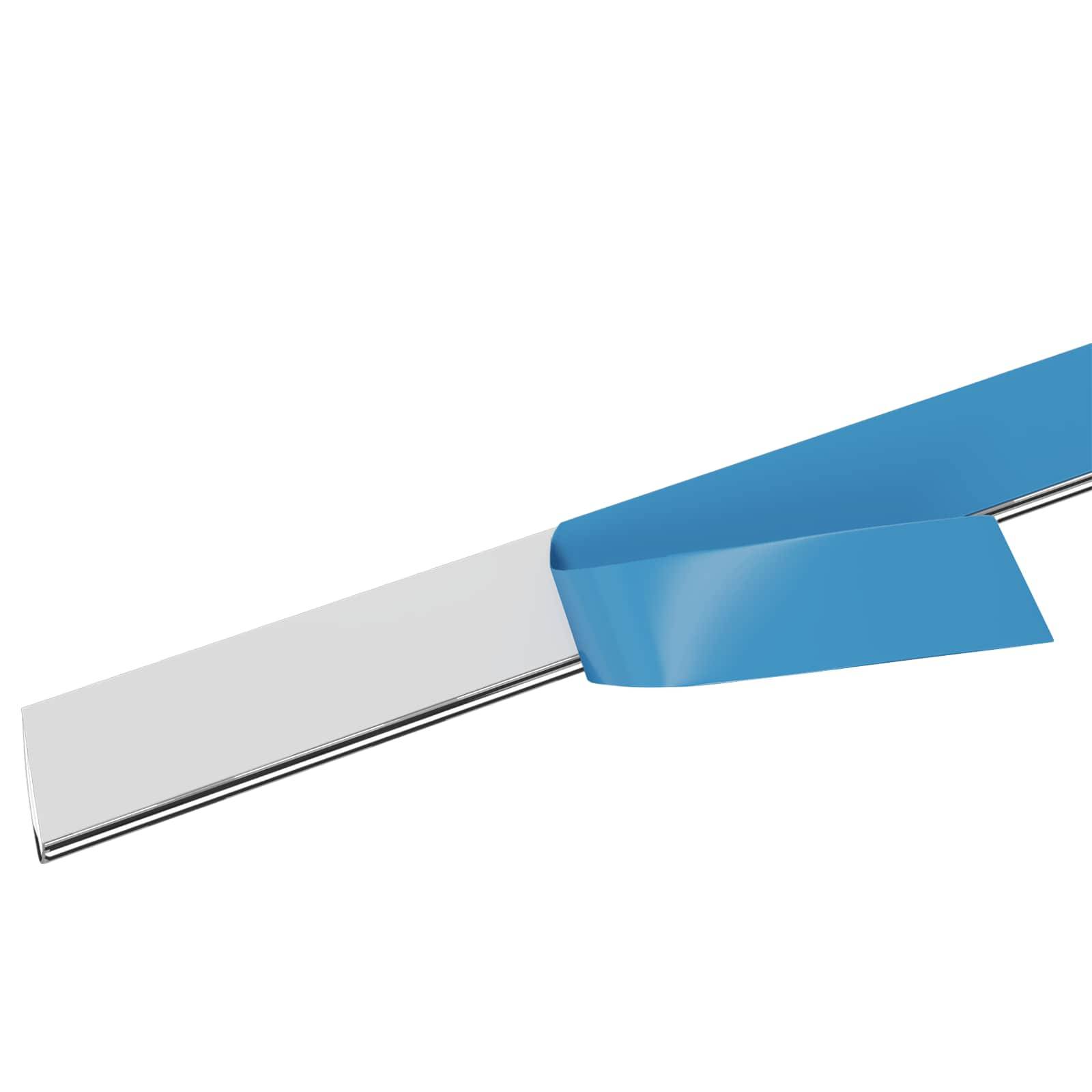 Ein blauer und silberner metallischer Streifen, der sich diagonal nach oben biegt und einem flexiblen Band oder Lesezeichen ähnelt.