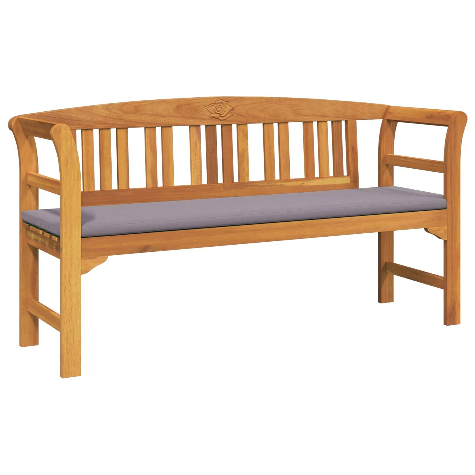 Eine Holzbank mit einer geschwungenen Rückenlehne und Armlehnen, ausgestattet mit einem hellgrauen Kissen auf der Sitzfläche. Die Bank hat ein schlichtes, elegantes Design.
