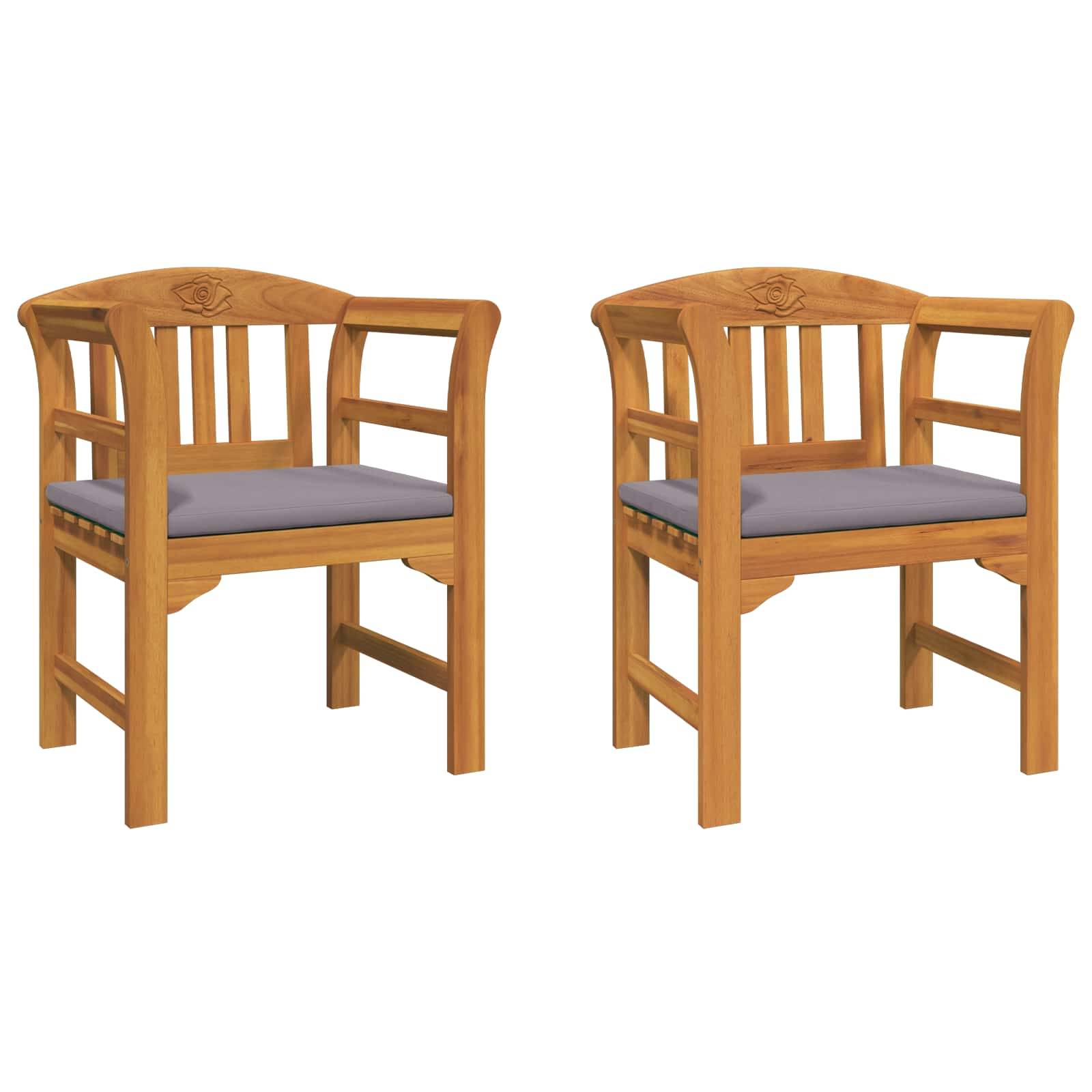 Zwei identische Holzstühle mit Armlehnen, in hellem Braun lackiert, mit gepolsterten lila Sitzflächen, nach vorne ausgerichtet.