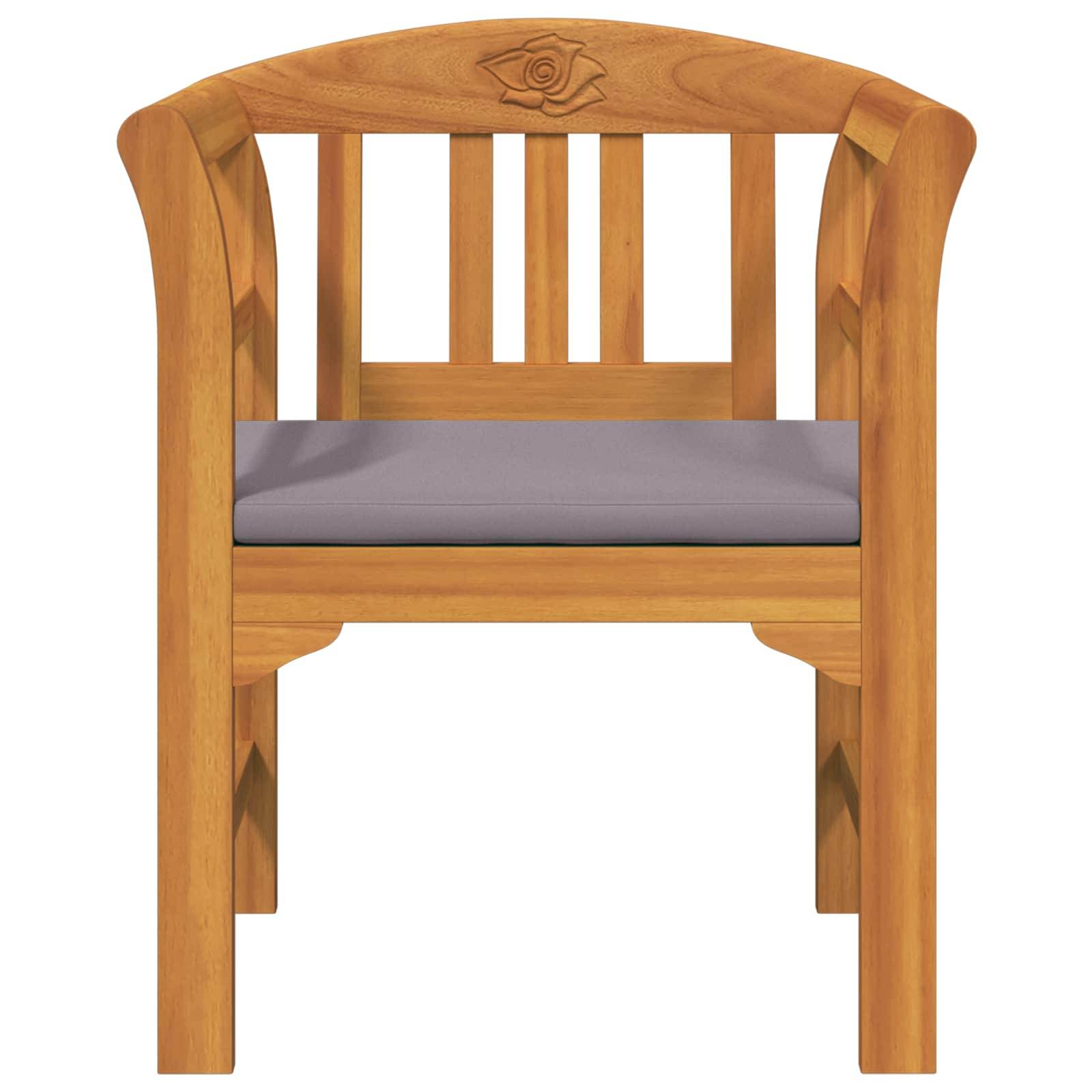 Holzstuhl mit gebogenem Rückenlehne und grauem Sitzkissen, das aufwendige Designarbeiten an der Rückseite zeigt.