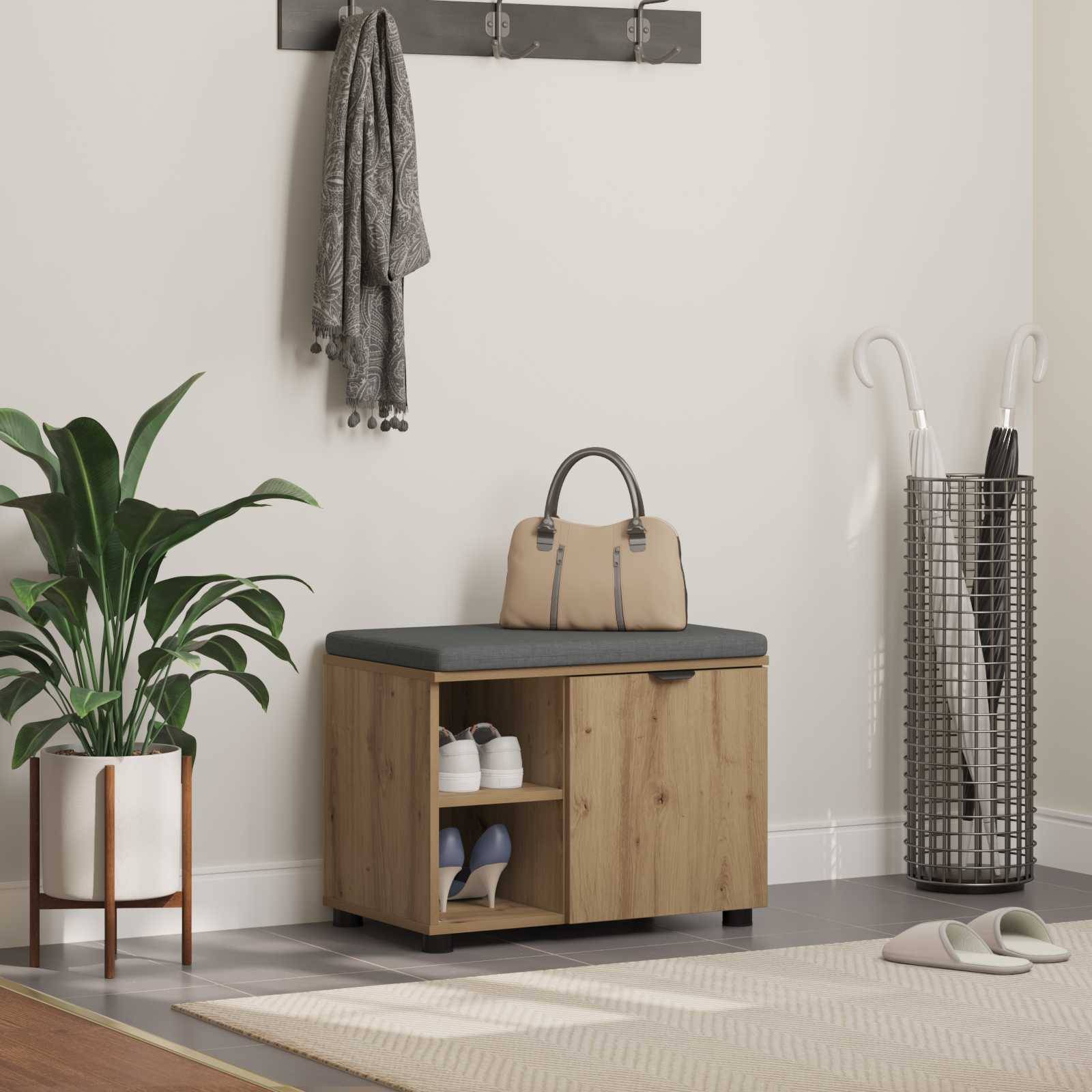 Eingangsbereich mit einer Holzbank mit Stauraum. Schuhe sind sichtbar, und eine Handtasche ruht darauf. Eine Pflanze und ein Garderobenständer vervollständigen die Dekoration.