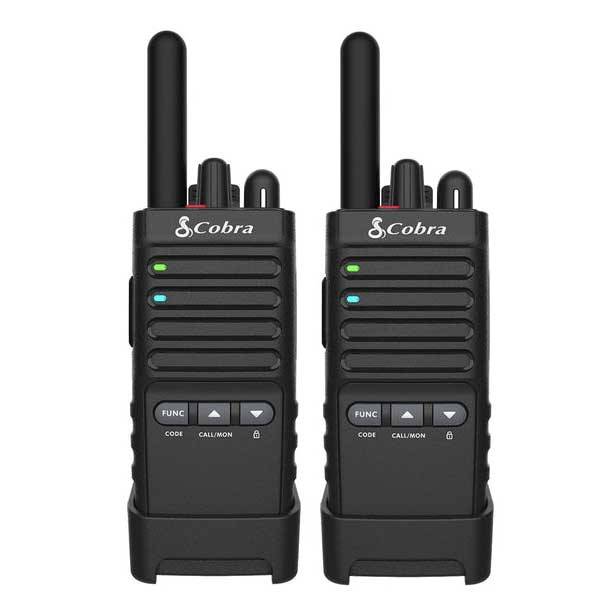 Zwei schwarze Cobra-Walkie-Talkies mit Tasten und LED-Anzeigen auf der Vorderseite. Jedes verfügt über eine Antenne auf der Oberseite.