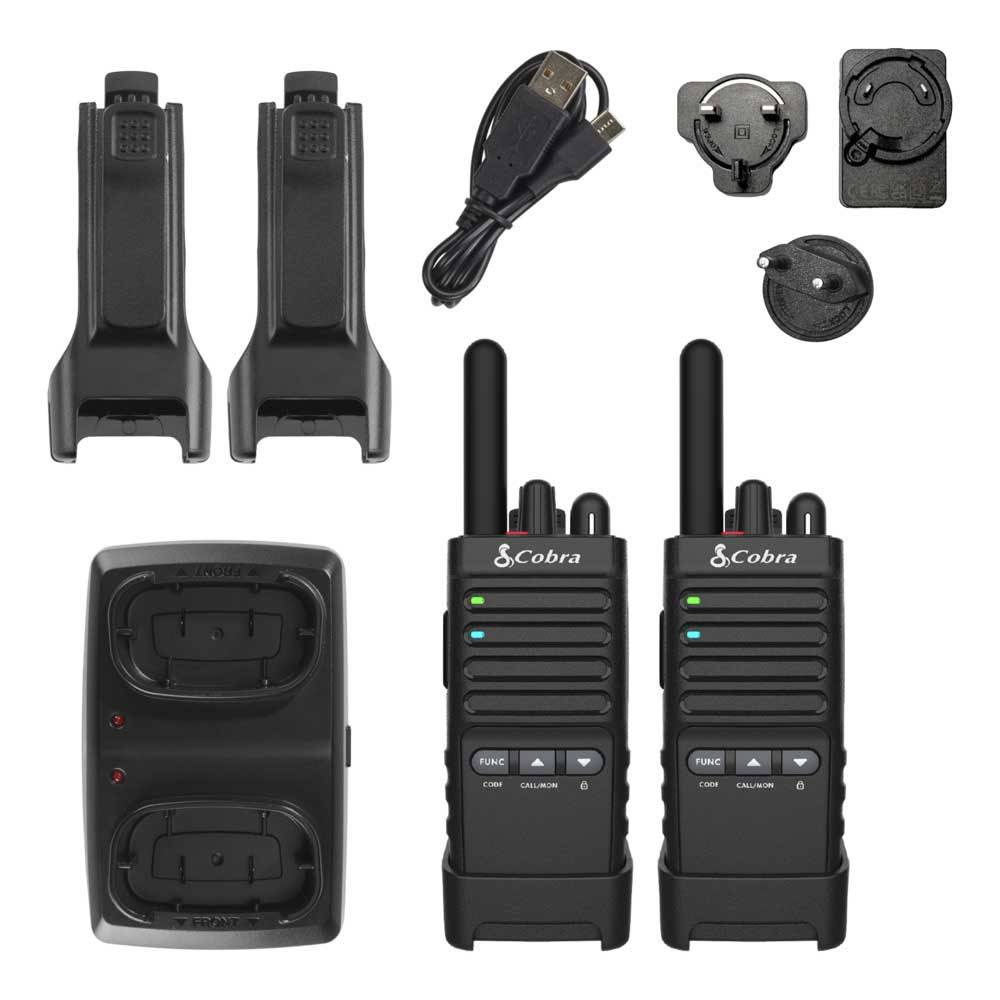 Zwei schwarze Walkie-Talkies mit beschrifteten Tasten, zwei Ladestationen, zwei wiederaufladbare Batterien, ein USB-Kabel und zwei Ohrhörer.