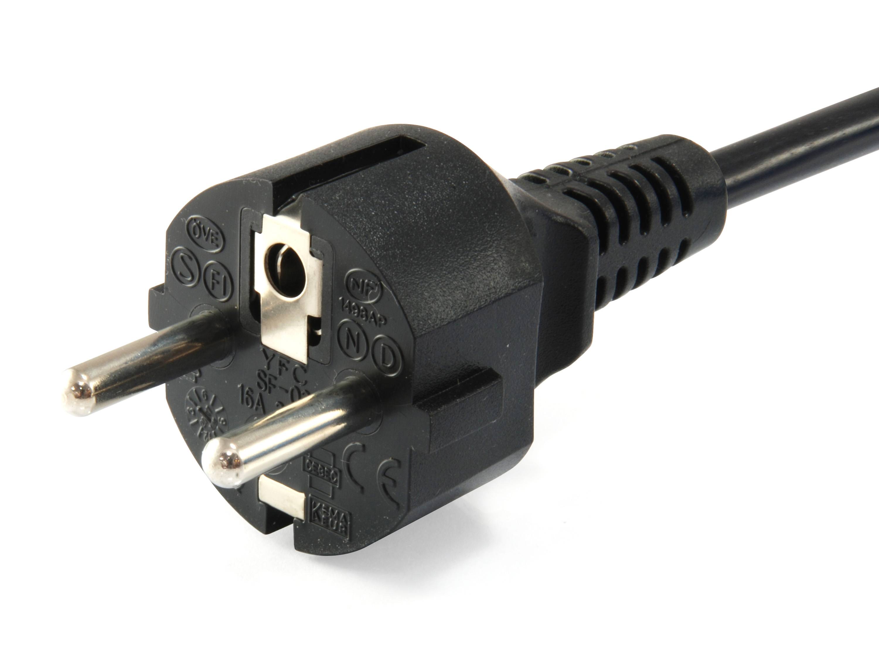 Nahaufnahme eines schwarzen europäischen zweipoligen Stromsteckers mit angebrachtem Kabel auf weißem Hintergrund.