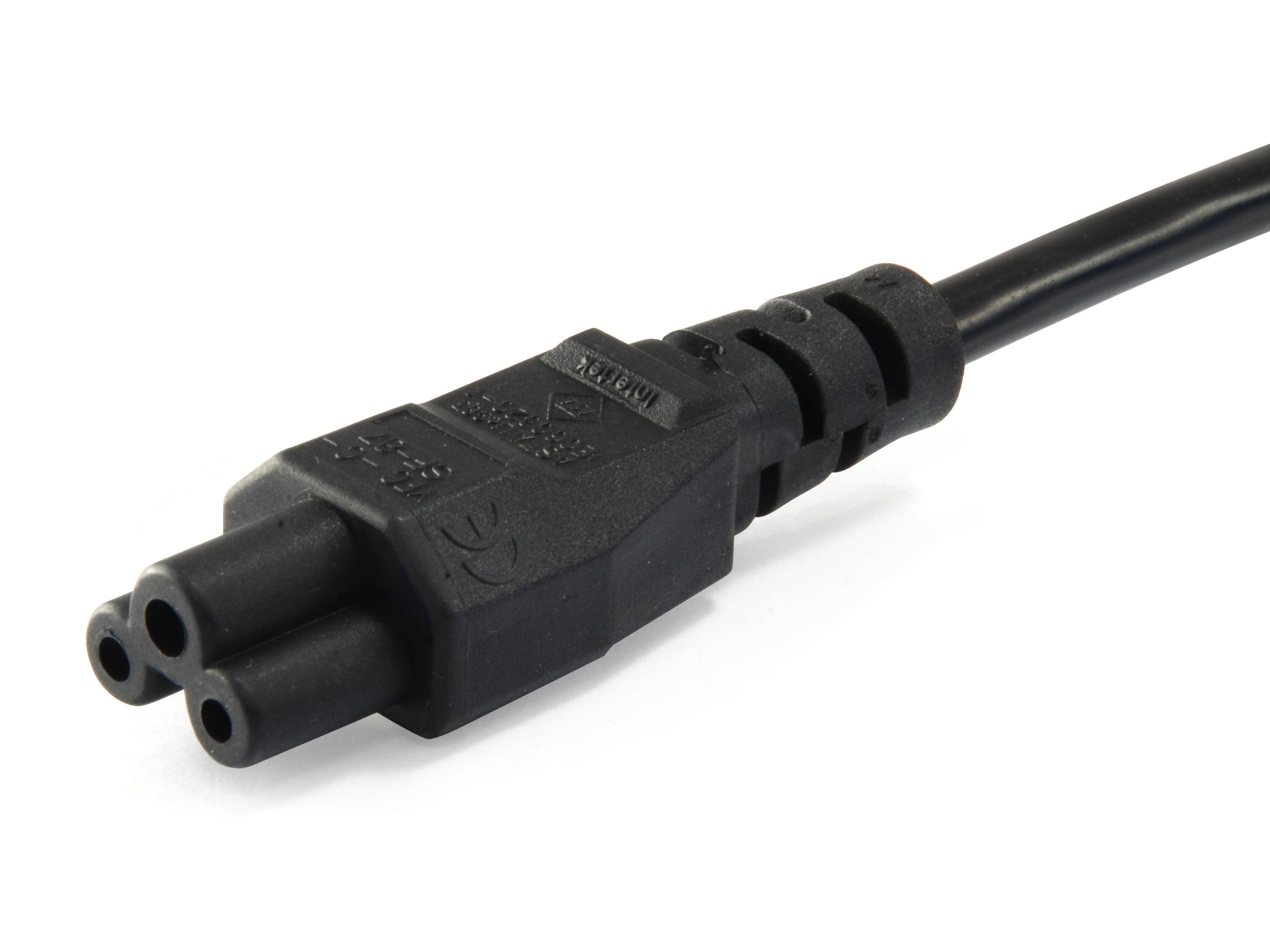 Nahaufnahme eines schwarzen Drei-Loch-Stromsteckers an einem Kabel vor weißem Hintergrund.
