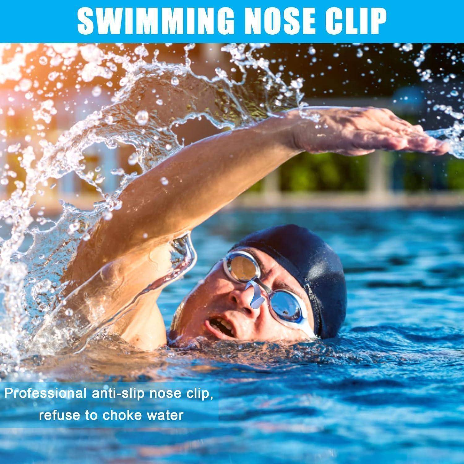 Ein Schwimmer mit Schwimmbrille und Badekappe in einem Pool verwendet eine Nasenklammer. Wasser spritzt um ihn herum. Text: 'Professionelle rutschfeste Nasenklammer.