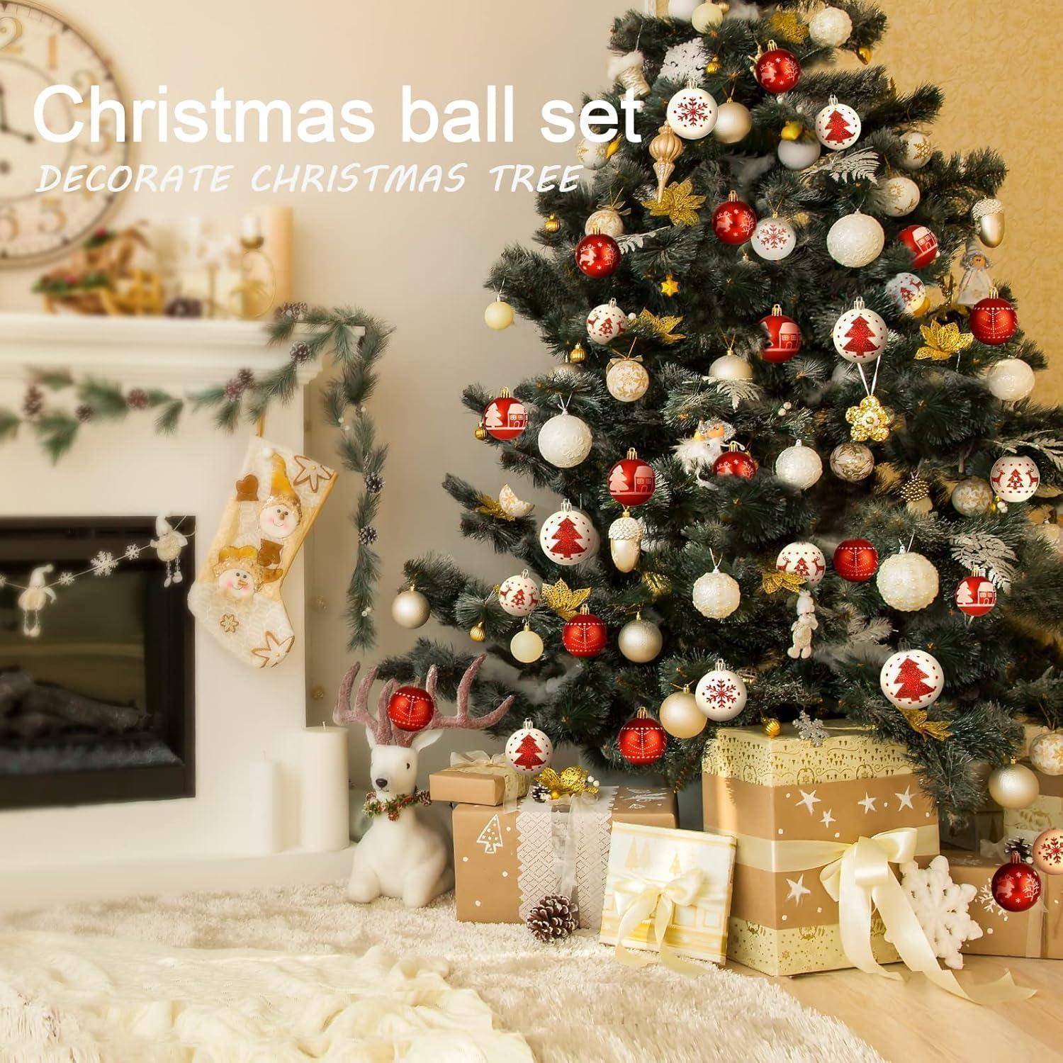 Ein geschmückter Weihnachtsbaum mit roten und goldenen Ornamenten steht neben einem Kamin mit Weihnachtsstrümpfen, Geschenken und einer Rentier-Figur.