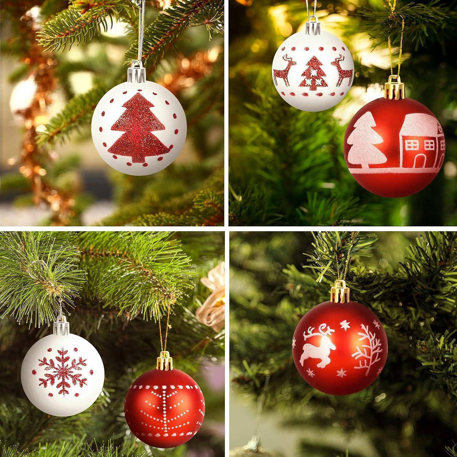 Vier Weihnachtsschmuck hängen an einem Baum. Jeder trägt festliche Motive: eine Schneeflocke, einen Hirsch, ein Haus und Bäume und vervollständigt so die weihnachtliche Dekoration.