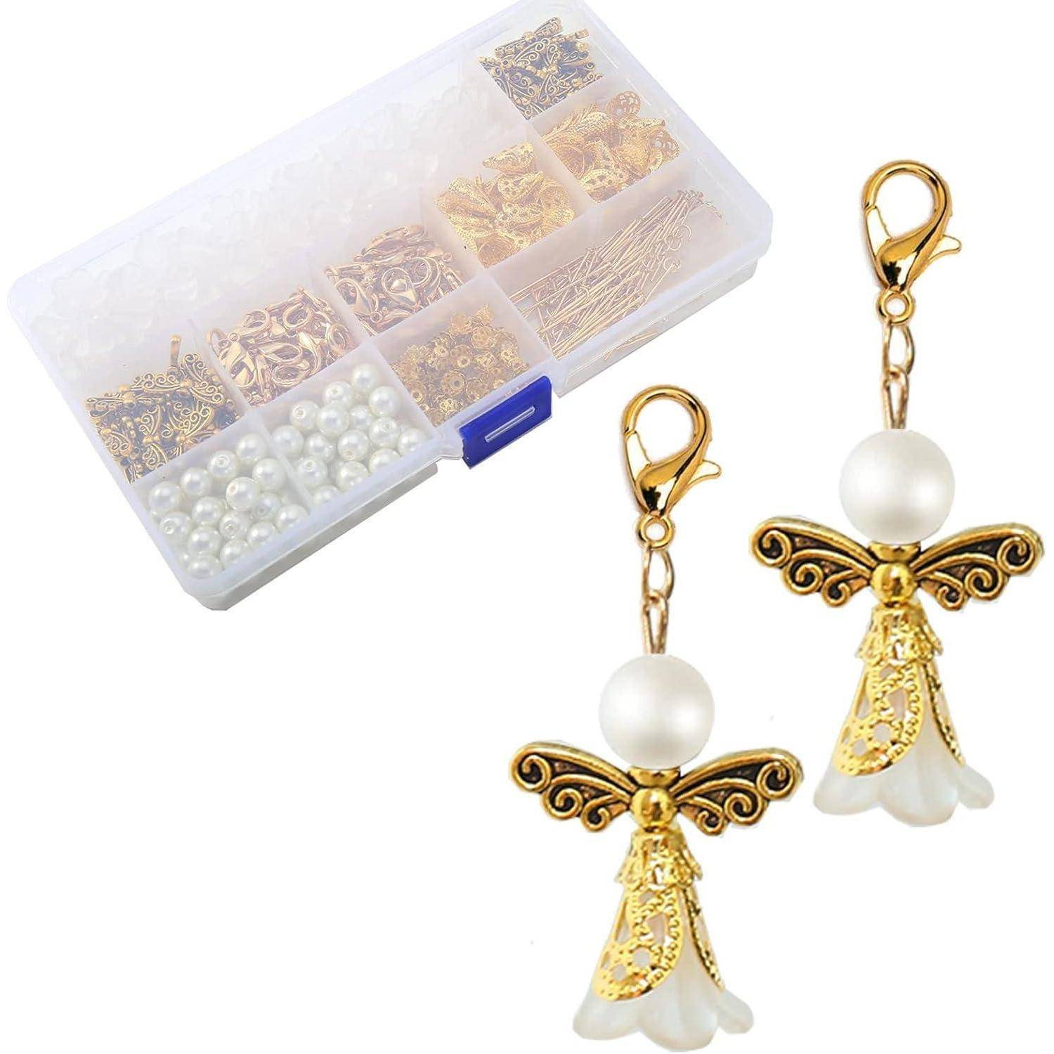 Ein Set zur Herstellung von Engel-Schmuck, bestehend aus zwei Engel-Charm-Anhängern mit Perlenköpfen und Flügeln sowie einer Sortierbox mit verschiedenen Perlen und Schmuckzubehör.
