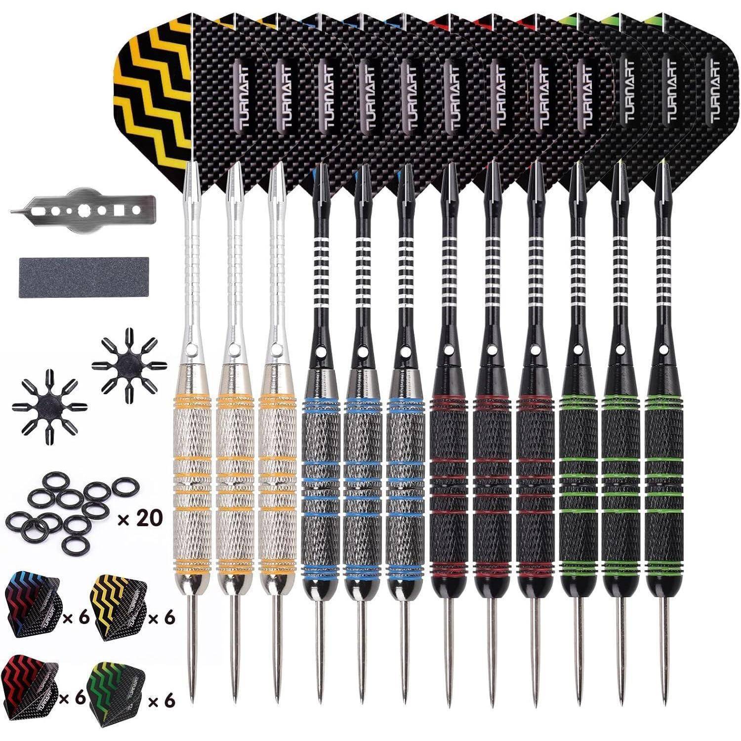 Satz von 12 Dartpfeilen mit schwarzen, silbernen, grünen, blauen und roten Designs, verschiedenen Heckflossen, Ersatzspitzen und Griffringen, ordentlich arrangiert.