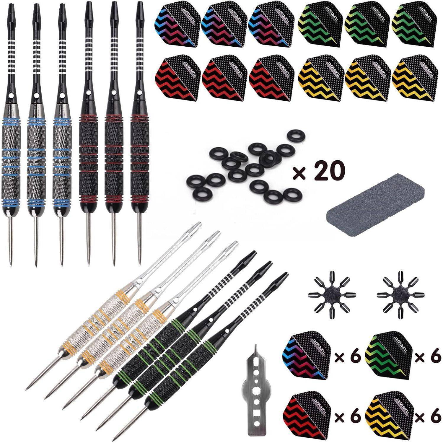 Drei Sätze von Metalldarts mit Flights, zusätzlichen Flights, 20 Gummiringen, einem Schleifstein und Flightschützern, auf einem weißen Hintergrund angeordnet.