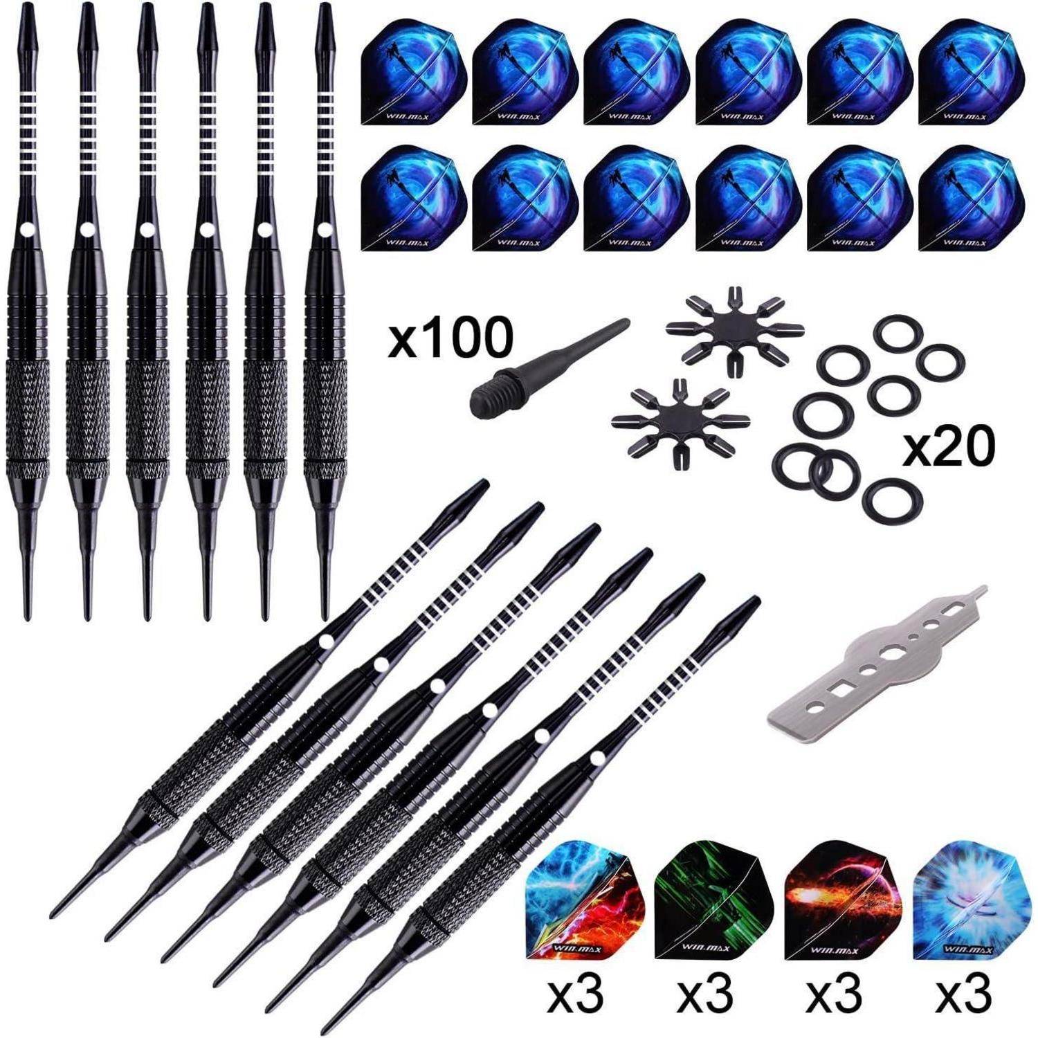 Ein Set schwarzer Dartpfeile mit Stahlspitzen, Flights, Schäften und Gummiringen. Enthält 100 Ersatzspitzen und 20 Ringe, ordentlich angeordnet.