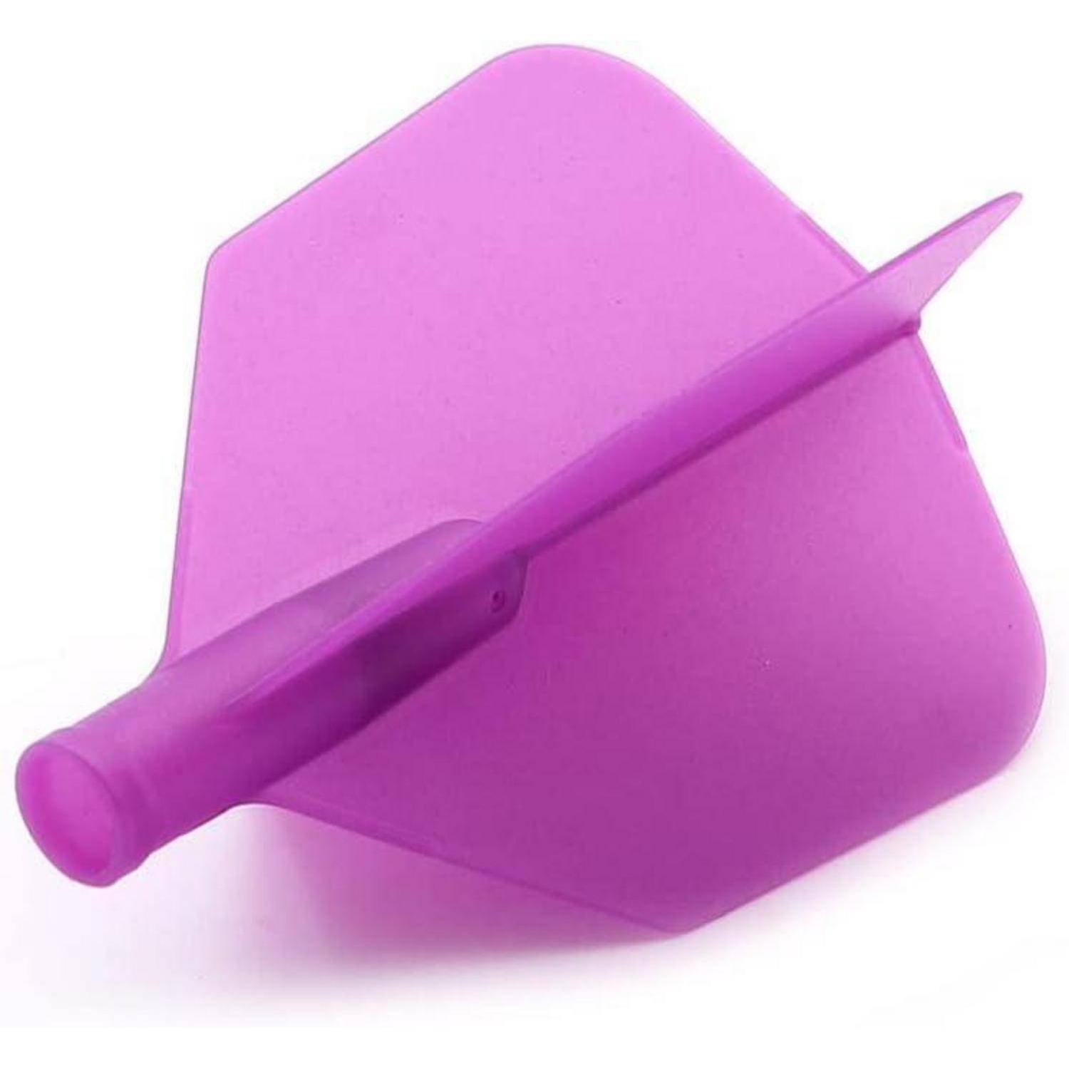 Ein rosa Plastik-Dartflug liegt auf weißem Hintergrund und zeigt seine Flügelform und transluzentes Material.