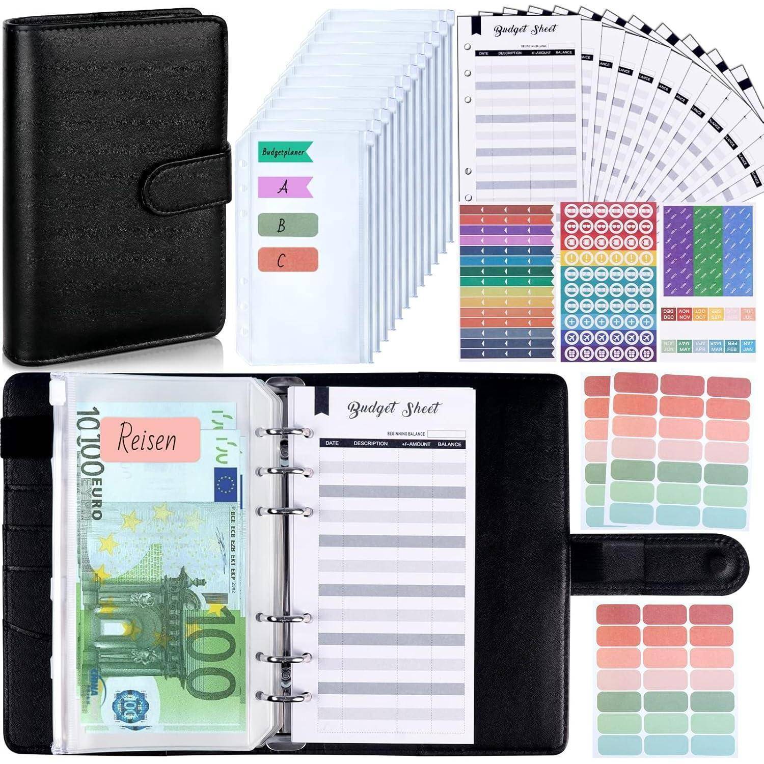 Budgetplaner-Set mit einem schwarzen Ordner, transparenten Reißverschlusshüllen mit A-C-Beschriftung, bunten Budgetblättern und Stickern zur Planung.