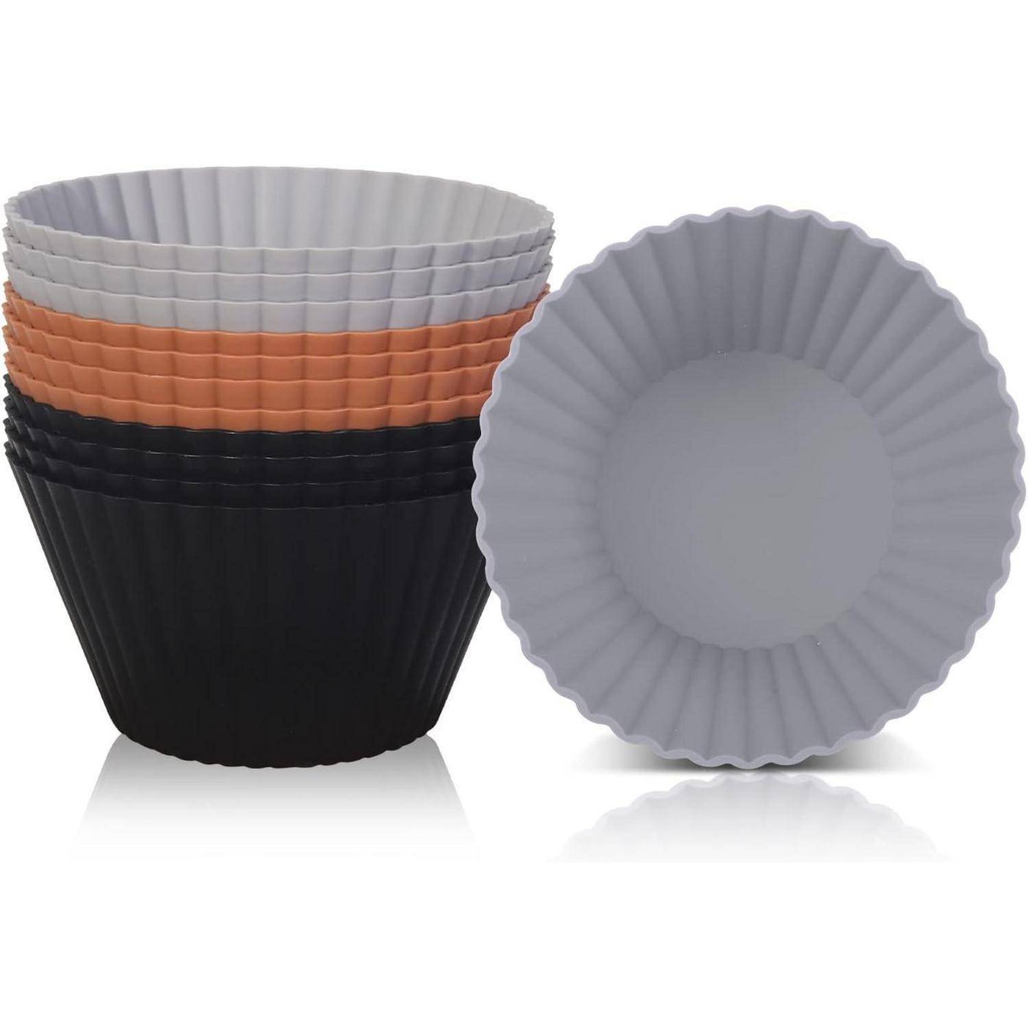 Ein Stapel von Silikonmuffin-Förmchen in Grau-, Orange- und Schwarztönen, wobei eine graue Form aufrecht stehend präsentiert wird.