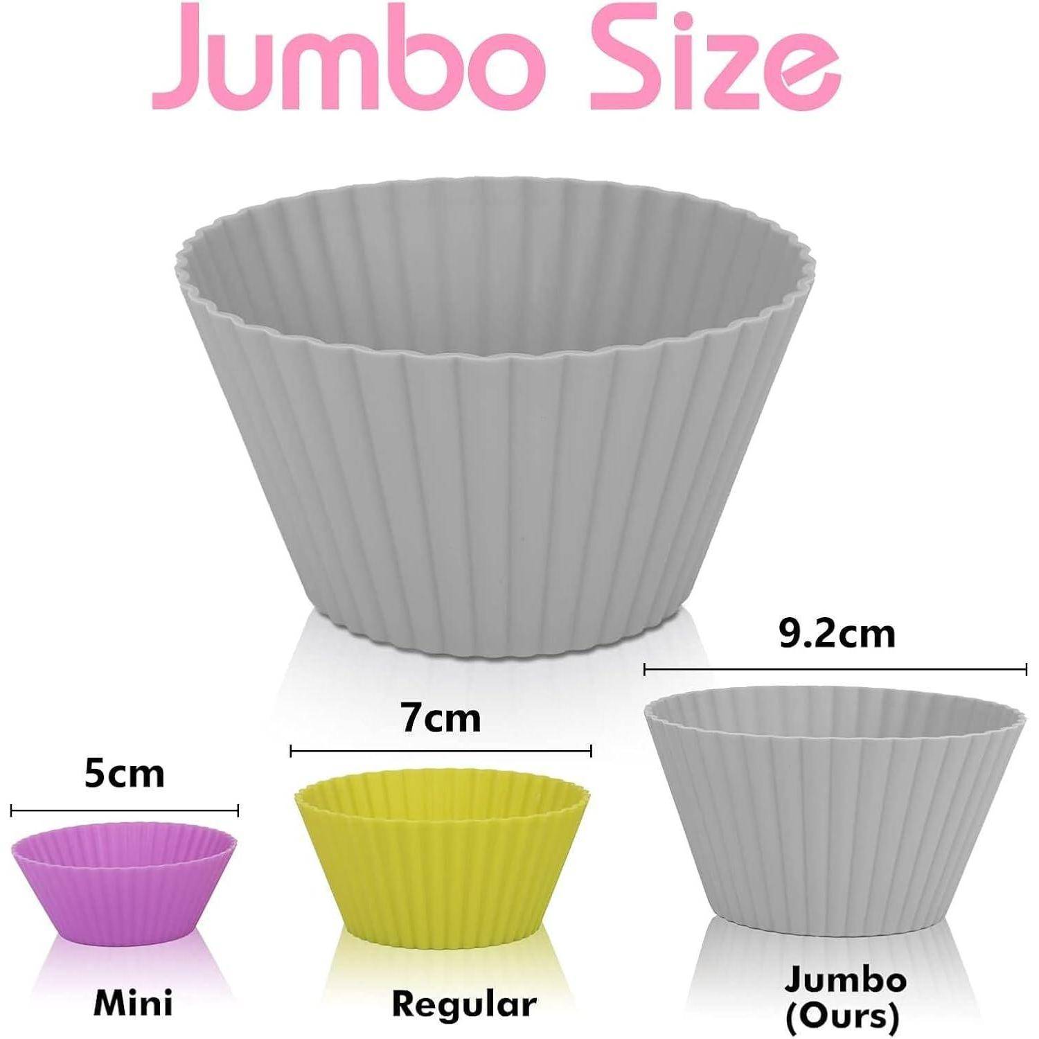 Ein Vergleich von Muffinförmchen: ‚Mini' ist 5 cm, ‚Regular' ist 7 cm und ‚Jumbo' ist 9,2 cm. JUMBO-GRÖSSE wird in großer Schrift hervorgehoben.