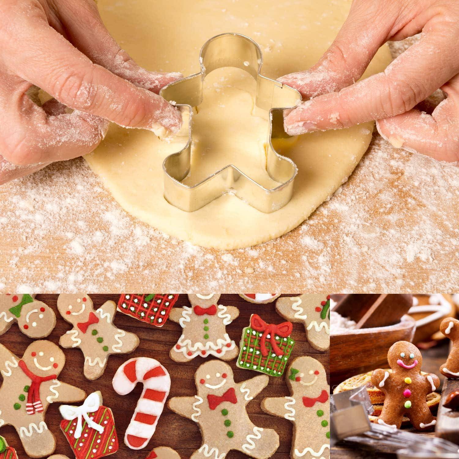 Hände, die einen Ausstechformen für Lebkuchenmännchen in Teig drücken. Darunter befinden sich verzierte Lebkuchenplätzchen und Süßigkeiten auf einem Tablett.