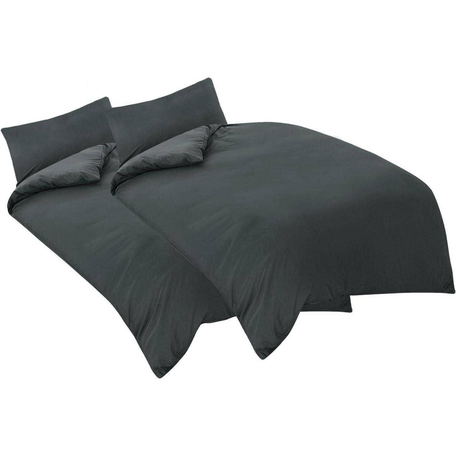 Ein dunkelgrauer Doppelbett mit passendem Bettbezug und zwei Kissen, ordentlich angeordnet, präsentiert den Stil und die Farbwahl der Bettwäsche.