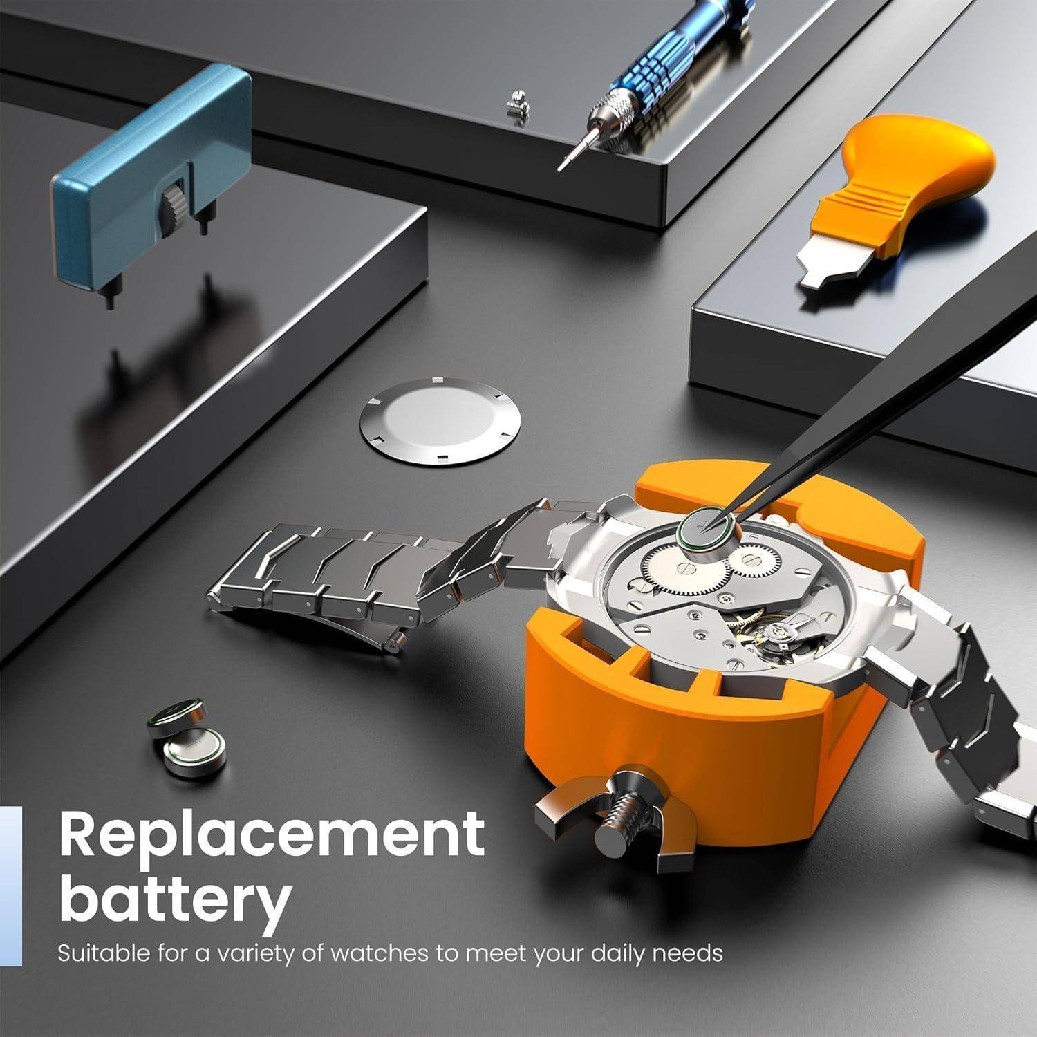 Eine Uhrenreparaturausrüstung mit einer zerlegten Armbanduhr auf einem Tisch, umgeben von Werkzeugen und Komponenten. Text: 'Ersatzbatterie geeignet für verschiedene Uhren.