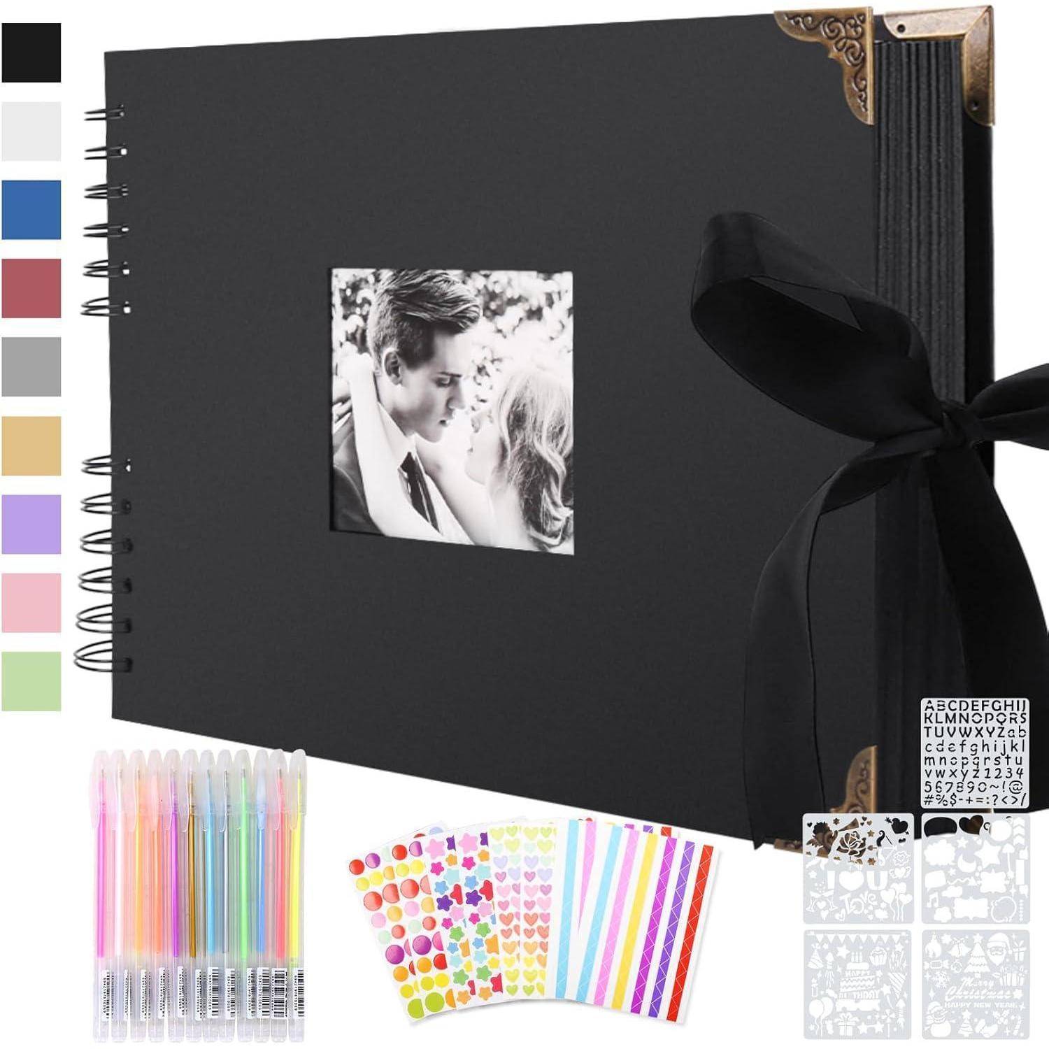 Spiral-gebundenes schwarzes Scrapbook mit einem schwarzen Band und einem romantischen Schwarz-Weiß-Foto auf dem Einband. Enthält bunte Stifte, Sticker und Schablonen.