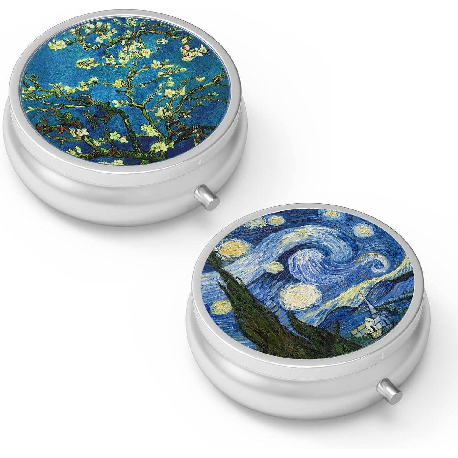 Zwei Petrischalen mit Kunst: Die obere zeigt Mandelblüten vor blauem Himmel, die untere präsentiert wirbelnde Sterne und eine Mondsichel.