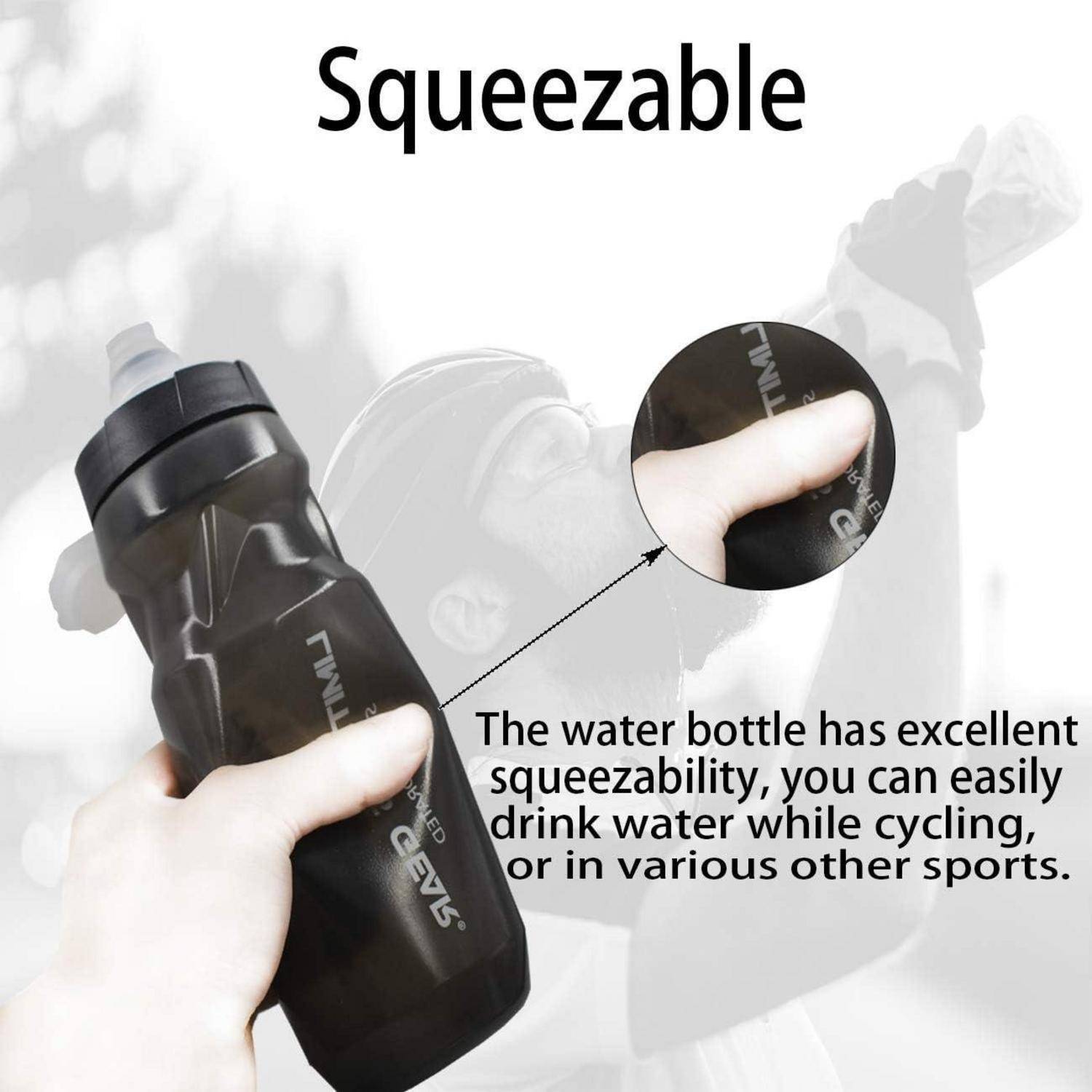 Eine Hand, die eine zusammendrückbare Wasserflasche hält. Text: „Die Wasserflasche hat eine hervorragende Drückbarkeit, Sie können bequem Wasser trinken während des Radelns oder bei verschiedenen anderen Sportarten.