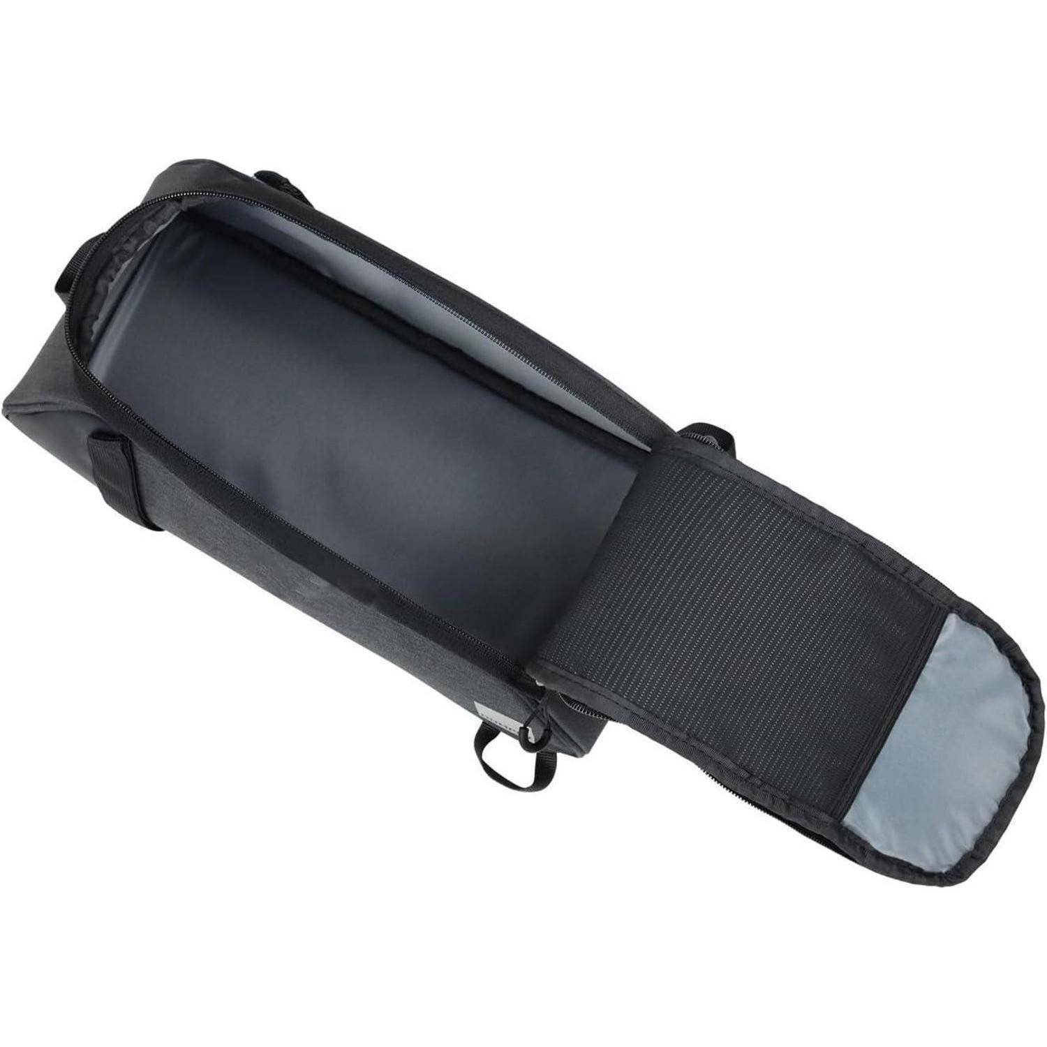 Eine schwarze rechteckige Tasche mit einer offenen Reißverschlusslasche, die ein leeres Inneres zeigt. Sie verfügt über einen Schultergurt und eine Schlaufe als Griff.