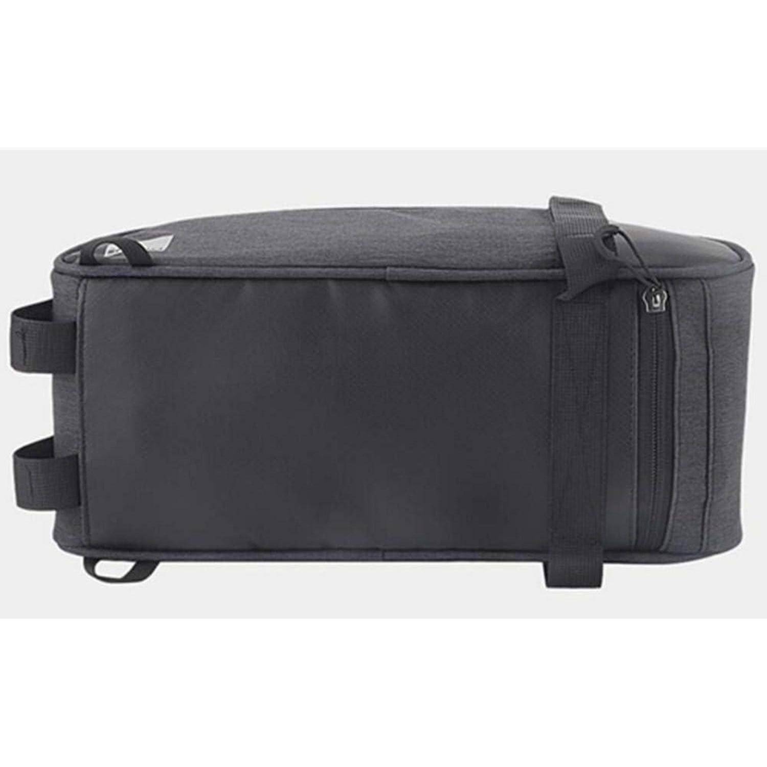 Eine graue und schwarze rechteckige Reisetasche mit einem Reißverschluss an einer Seite, zwei Griffen und einem Trageriemen.